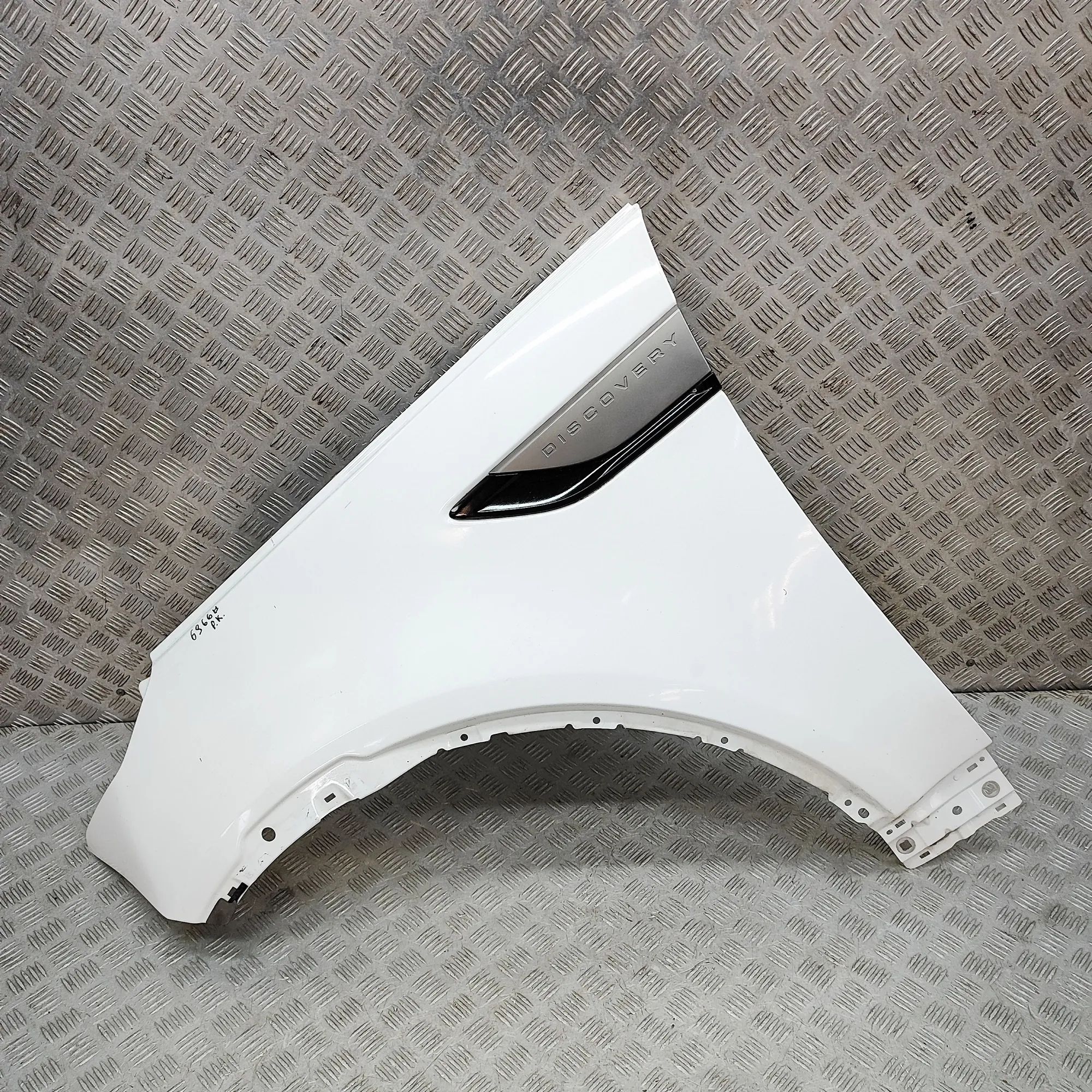 Land Rover Discovery Front Left Fender Front Left Fender — LAND ROVER DISCOVERY (V L46...