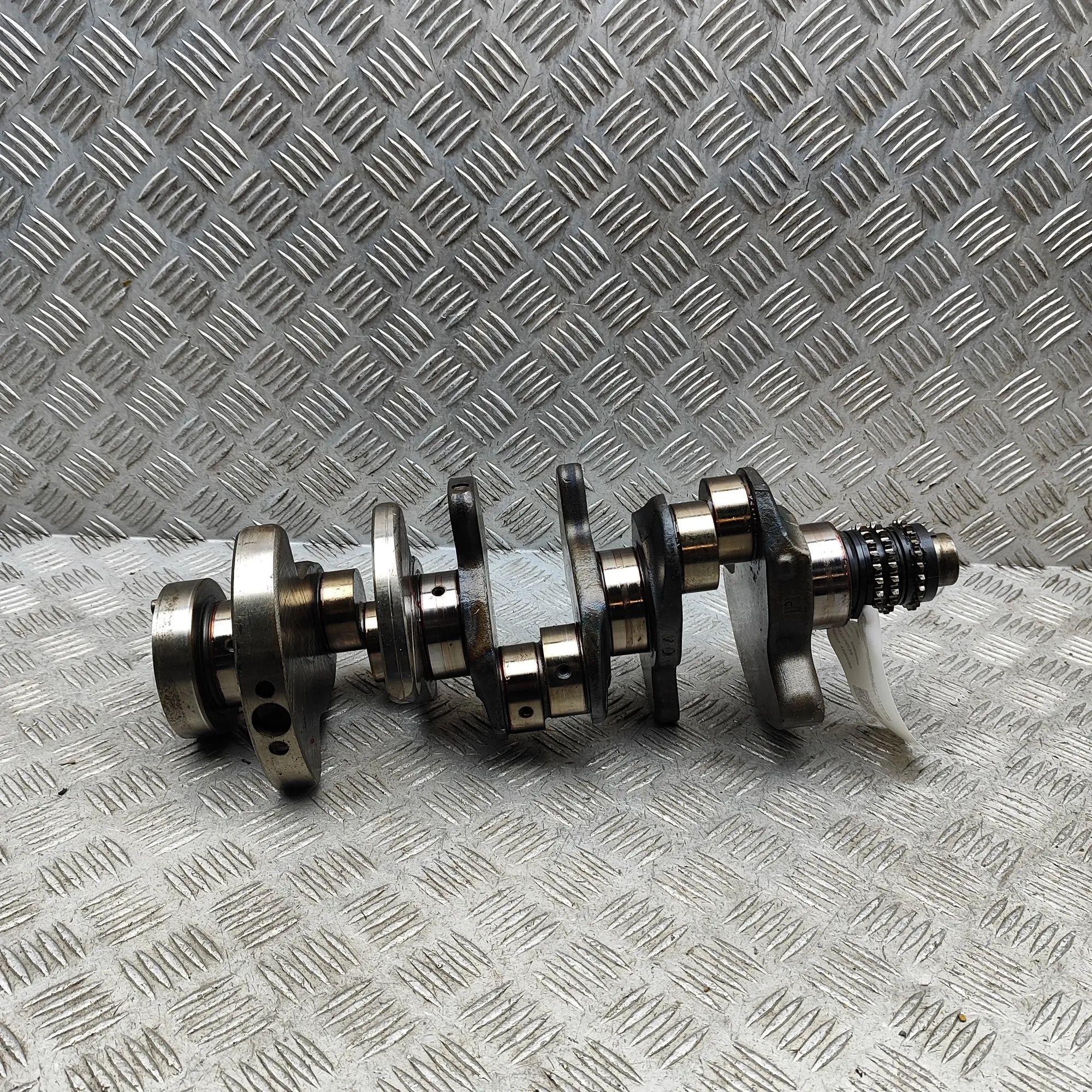 Mercedes-Benz CLS (C219) kampiakseli Crankshaft — MERCEDES BENZ CLS (C219) (2004-201...