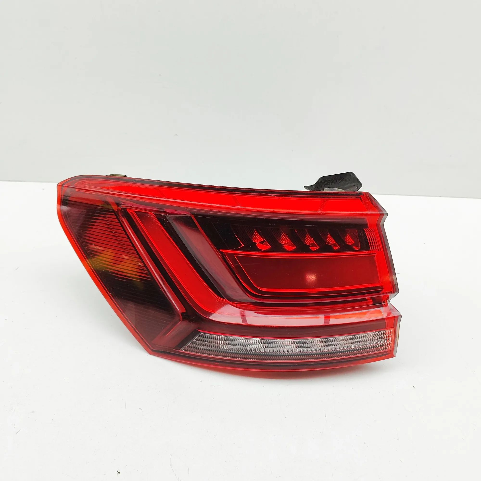 Volkswagen Touareg Rear Left Tail Light Rear Left Tail Light — VW TOUAREG (CR7) (2017-....