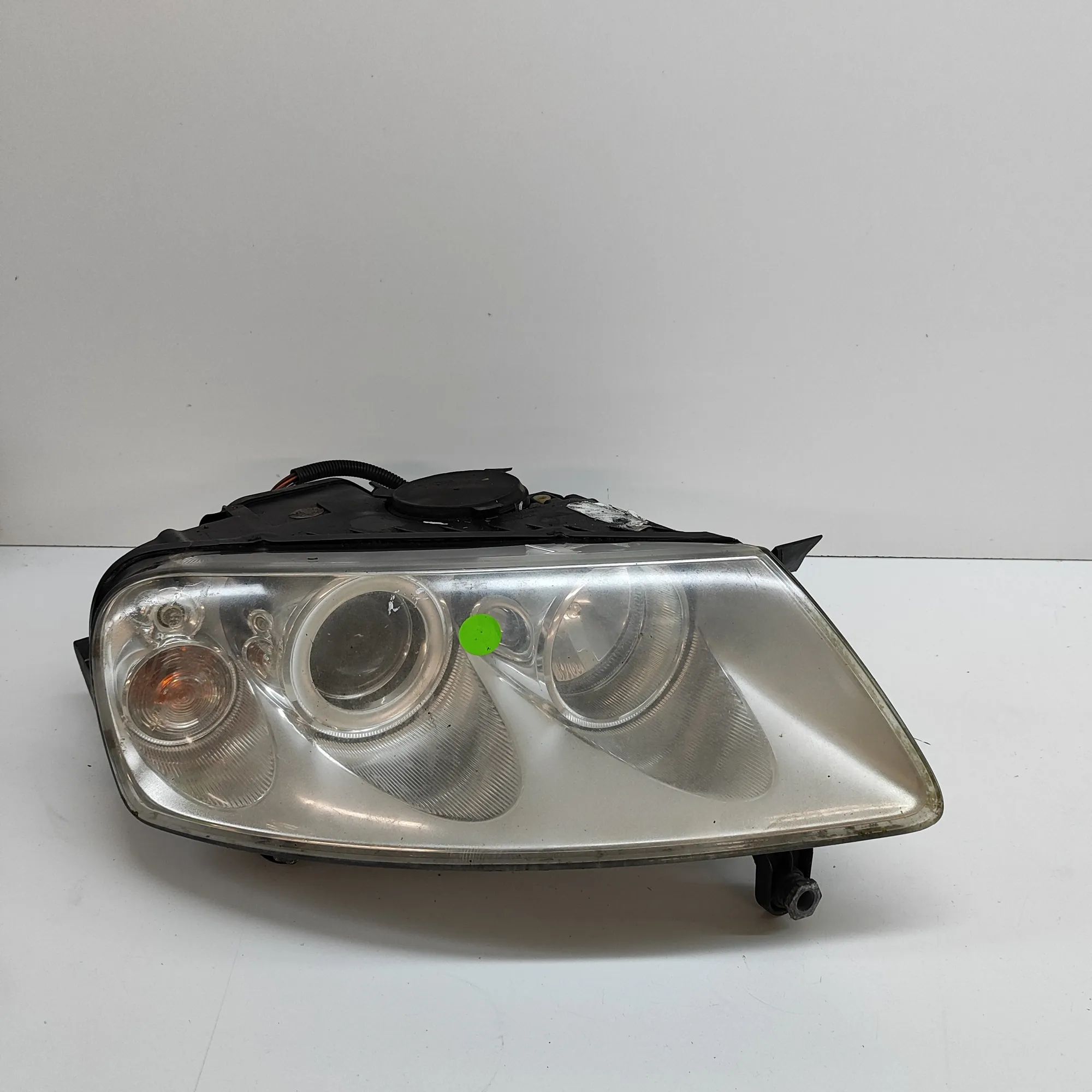 Volkswagen Touareg Front Right Headlight Front Right Headlight — VW TOUAREG (7LA, 7L6, 7...