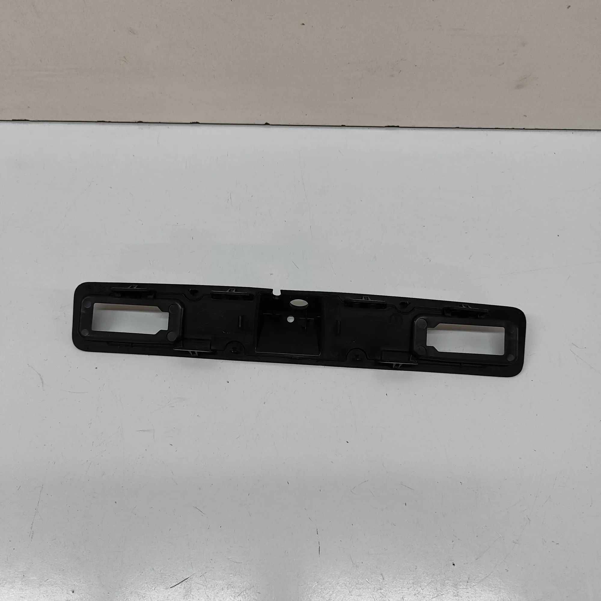 Peugeot 3008 Number-plate light holder trim Number-plate light holder trim — PEUGEOT 3008 (...