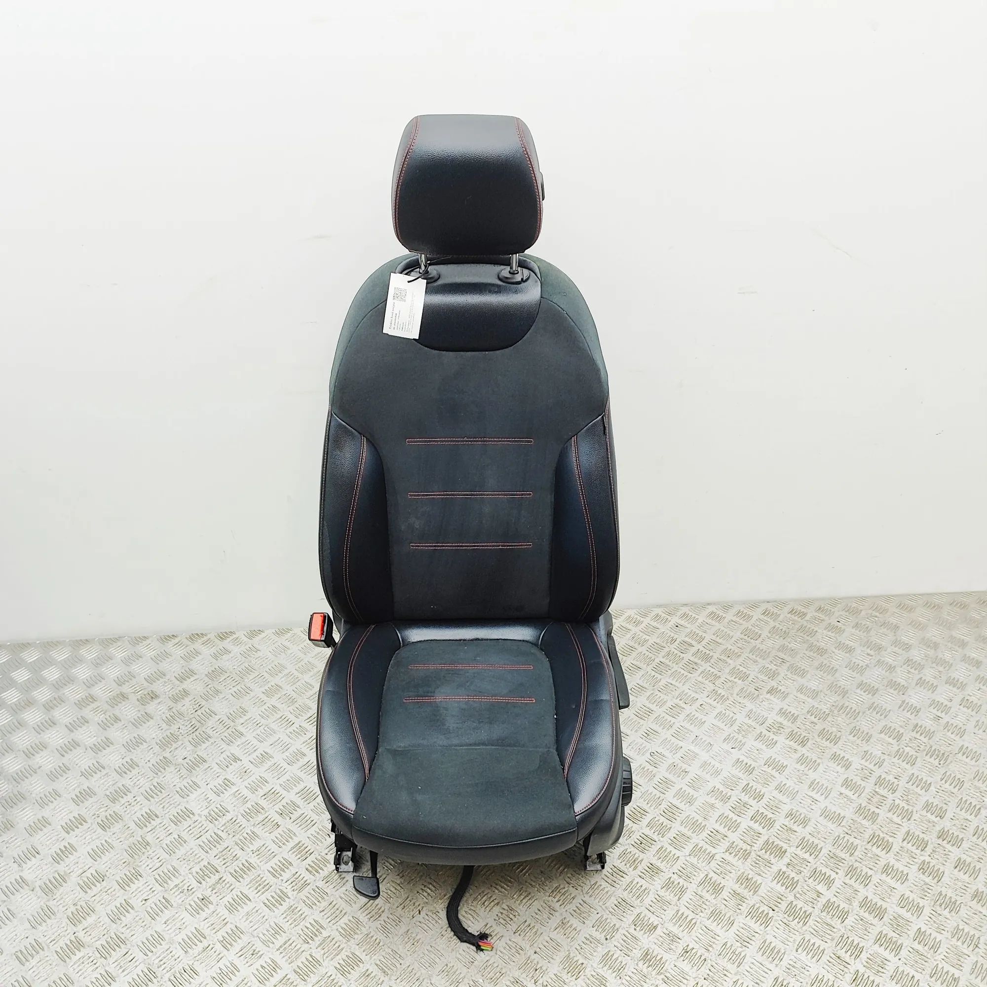 Mercedes-Benz GLA / EQA (H247) Front Left Seat Front left seat — MERCEDES BENZ GLA (H247) (202...