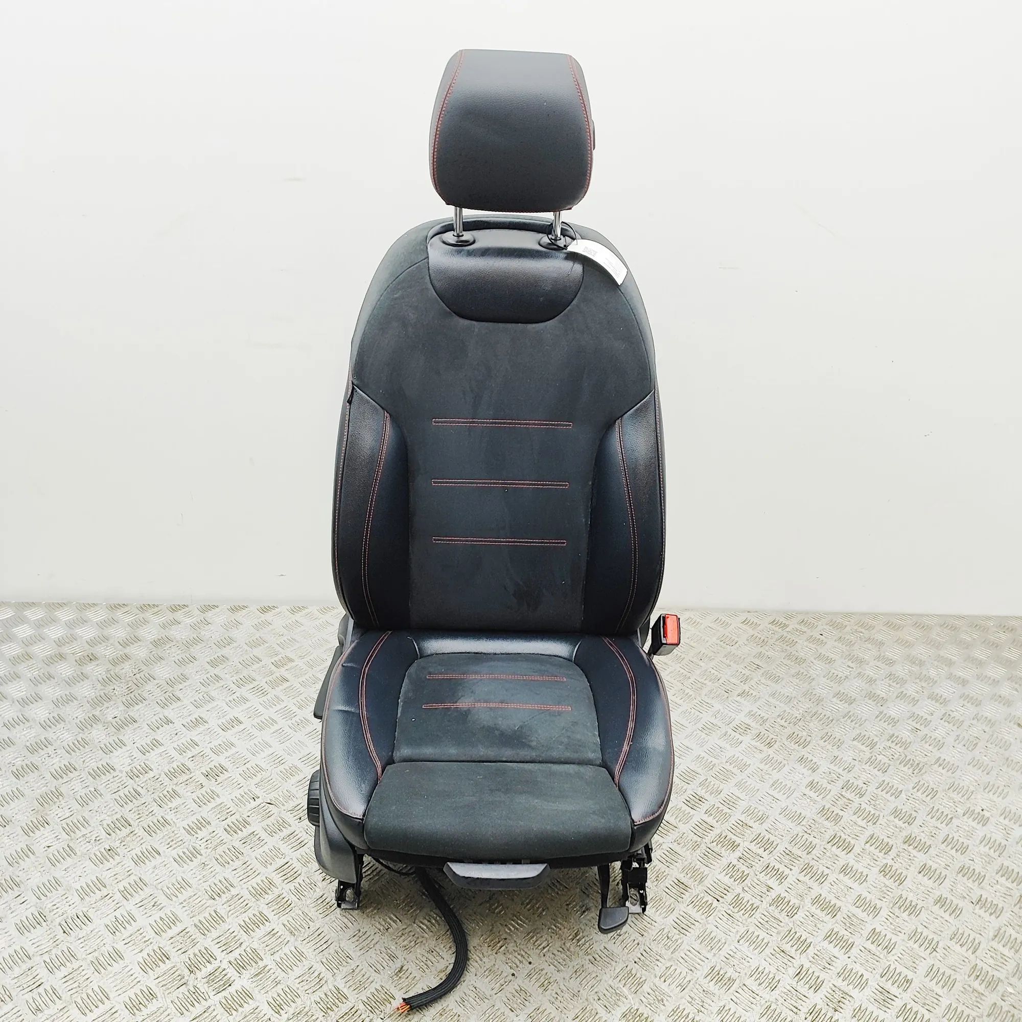 Mercedes-Benz GLA / EQA (H247) Front Right Seat Front right seat — MERCEDES BENZ GLA (H247) (20...