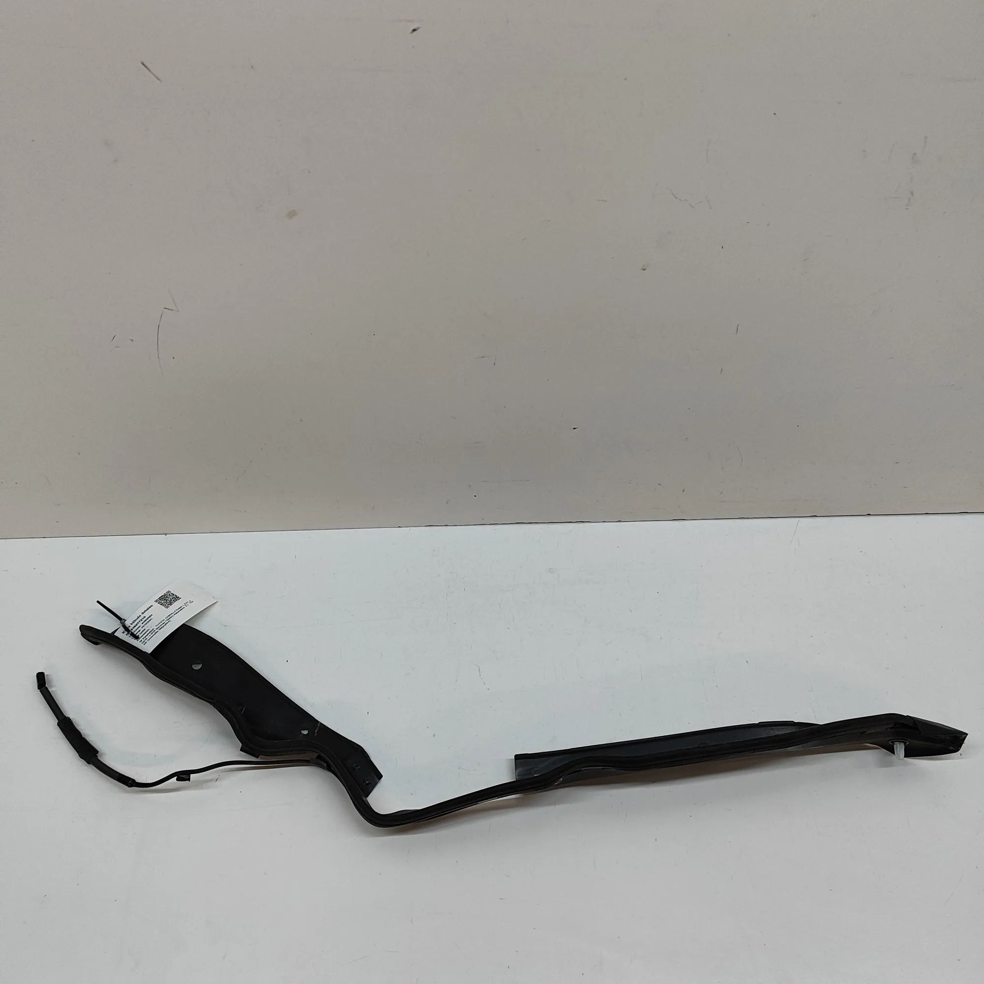 Toyota Corolla Tailgate drip rail trim — left Tailgate drip rail trim — left — TOYOTA COROLLA...