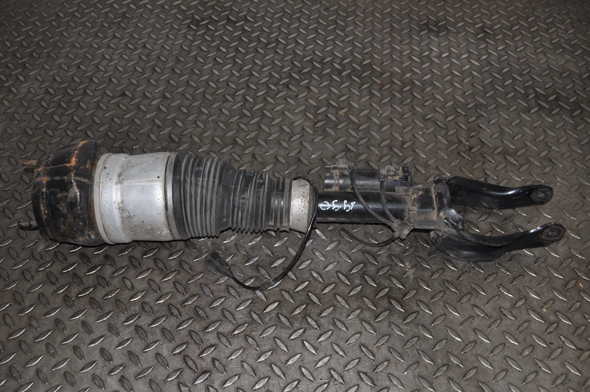 Mercedes-Benz GL / GLS (X166) Front Right Air Shock Absorber Front Right Air Shock Absorber — MERCEDES BENZ ...
