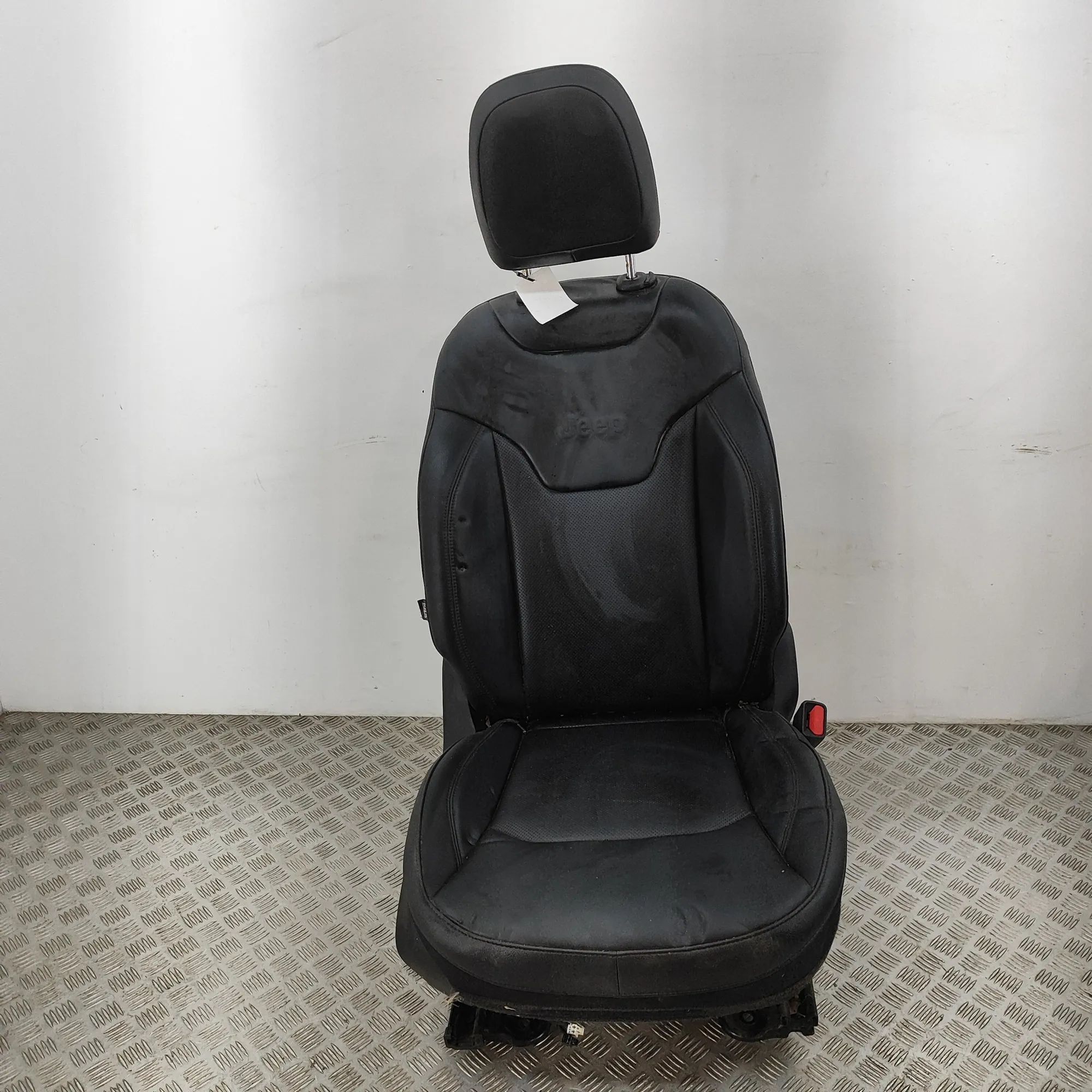 Jeep Compass Front Right Seat Front right seat — JEEP COMPASS (MP) (2016-...)...