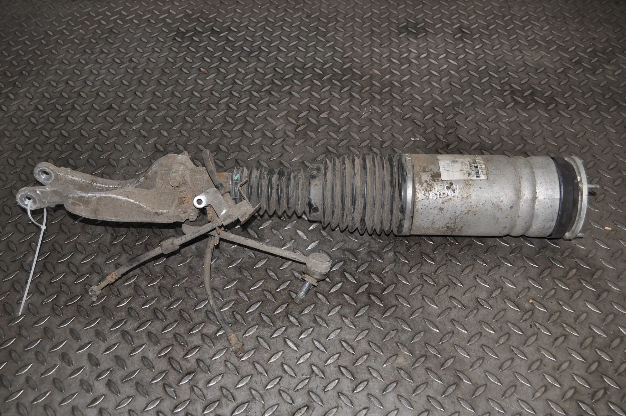 Land Rover Range Rover (L405) Front Right Air Shock Absorber Front Right Air Shock Absorber — LAND ROVER RAN...
