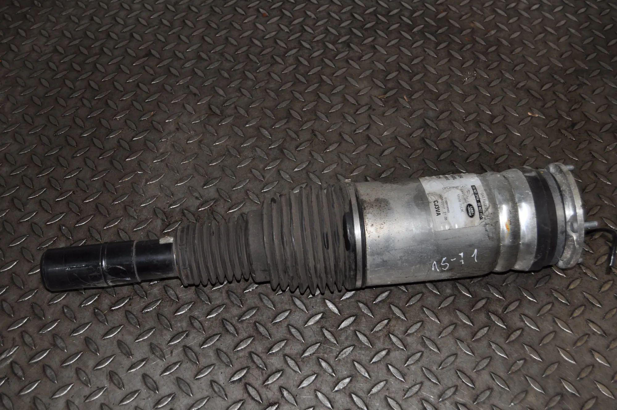 Land Rover Range Rover (L405) Front Right Air Shock Absorber Front Right Air Shock Absorber — LAND ROVER RAN...