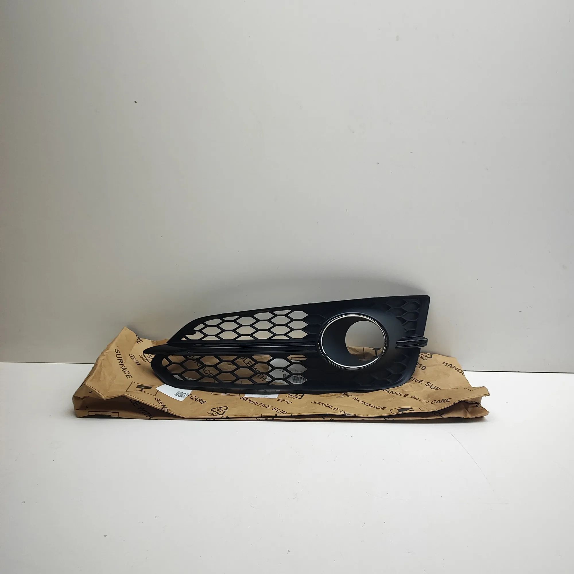 Audi A8 (D3) Grille — front — left Grille — front — left — AUDI A8 (D4 4H_) (2009-...