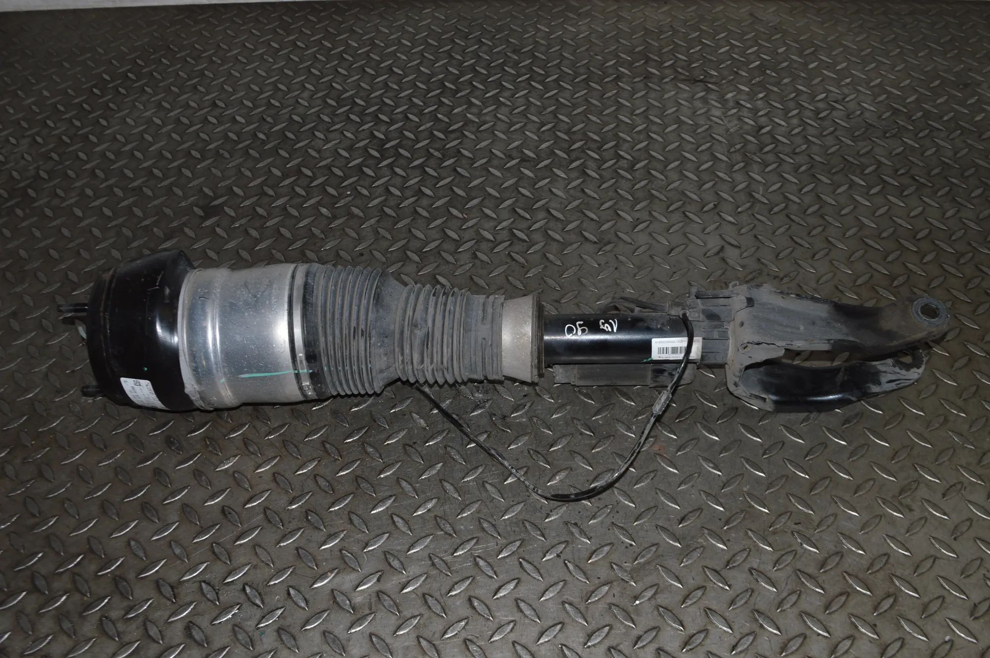 Mercedes-Benz GL / GLS (X166) Front Right Air Shock Absorber Front Right Air Shock Absorber — MERCEDES BENZ ...