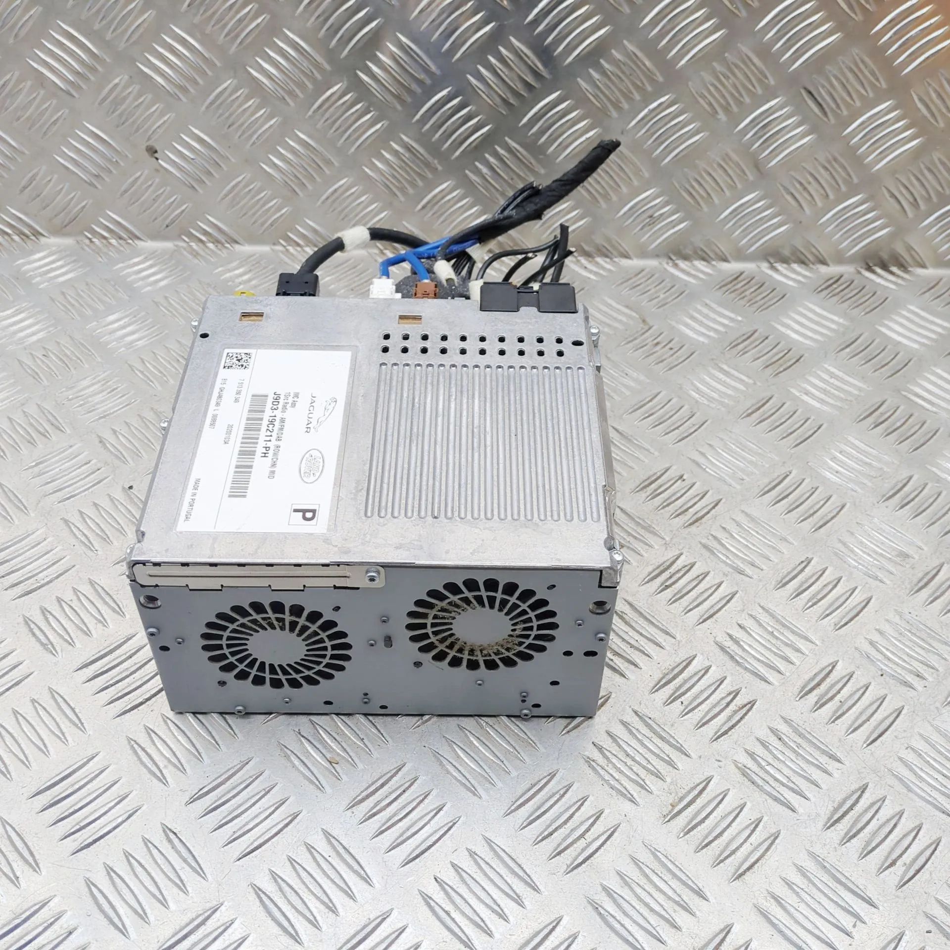 Land Rover Range Rover Velar Radio / CD / navigation head unit Radio / CD / navigation head unit — LAND ROVER ...