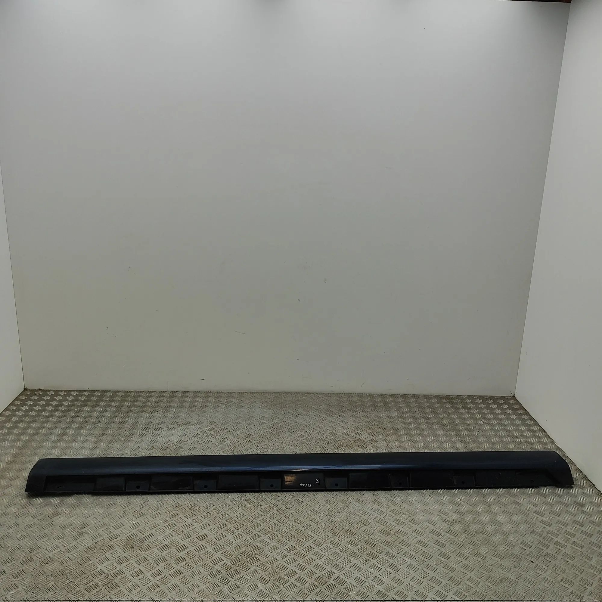 Jaguar XJ Left Side Plastic Sideskirt Cover Left Side Plastic Sideskirt Cover — JAGUAR XJ (...