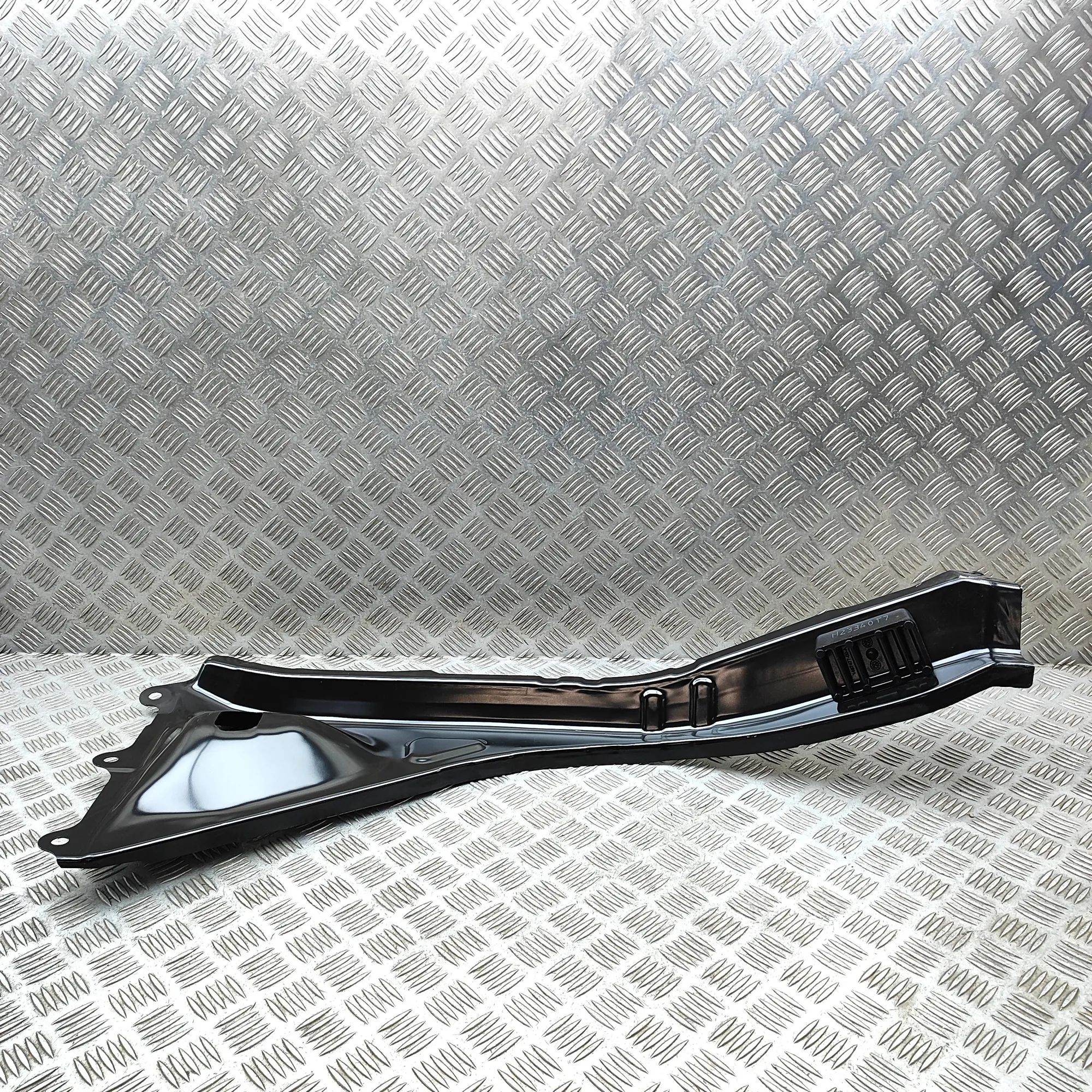 Tesla Model 3 Fender bracket — front left Fender bracket — front left — TESLA MODEL Y (20...