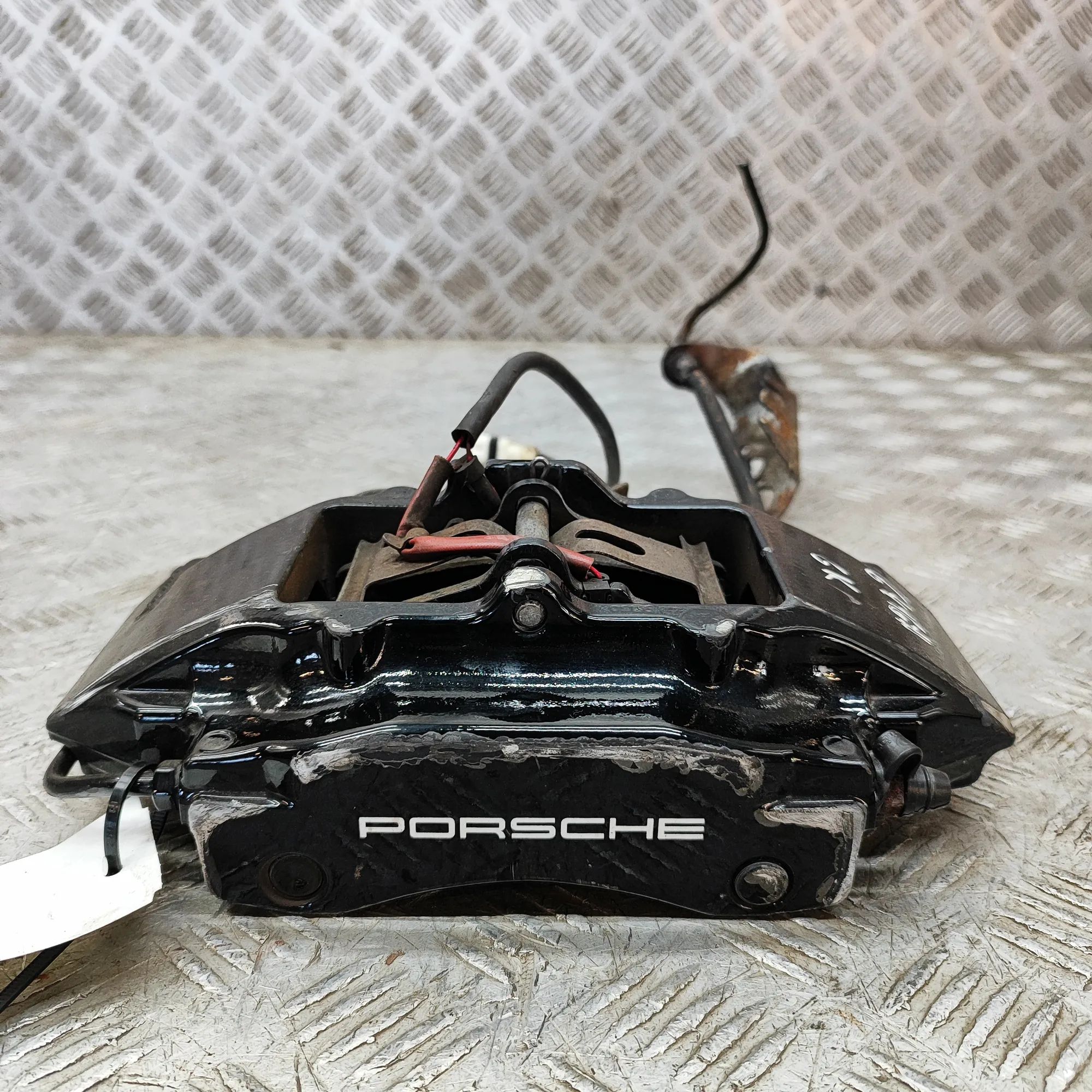 Porsche 911 (996) Brake caliper — rear left Brake caliper — rear left — PORSCHE 911 (Cabrio...