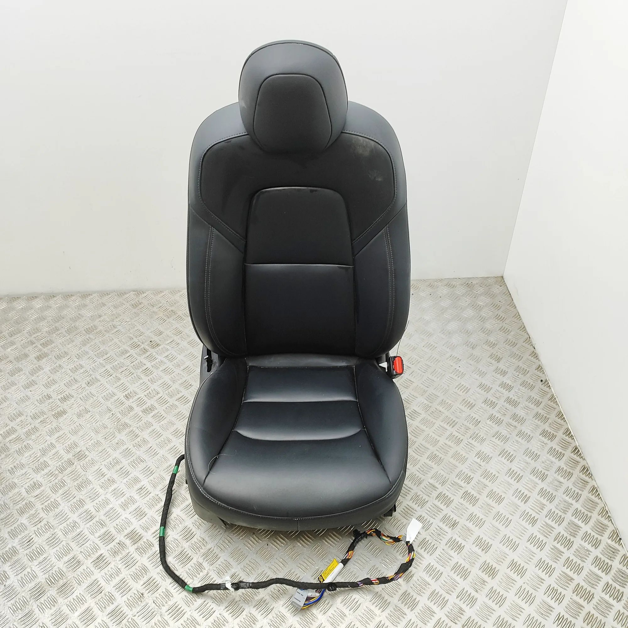 Tesla Model 3 Front Right Seat Front right seat — TESLA MODEL 3 (2018-...) — 1...