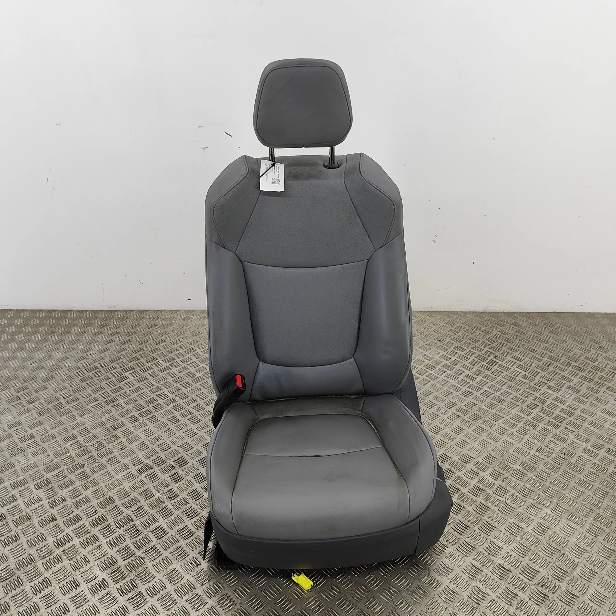 Toyota Sienna Front Left Seat Front left seat — TOYOTA SIENNA (_L4_) (2020-.....