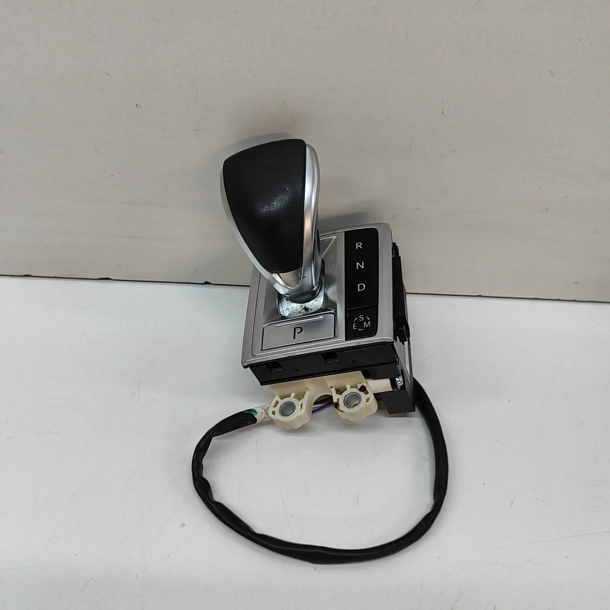 Infiniti Q30 Gear lever knob