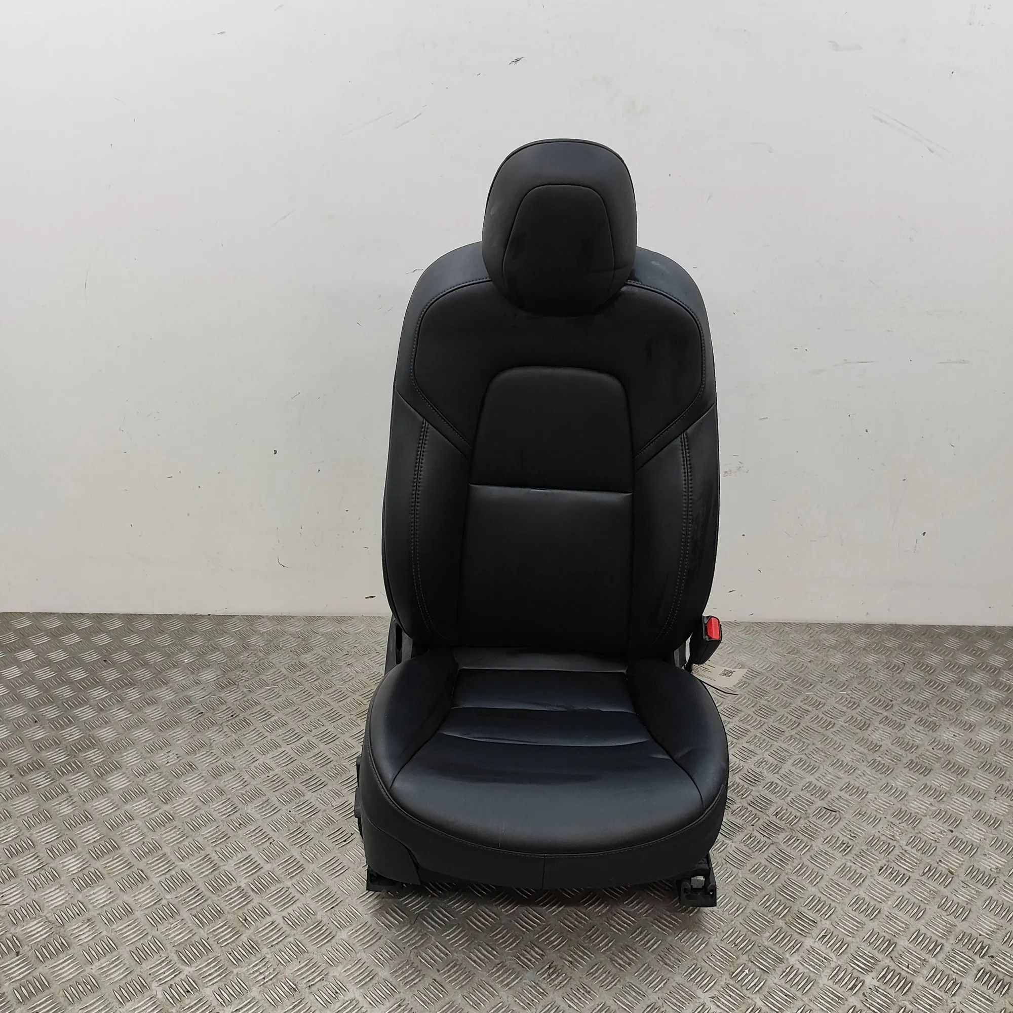 Tesla Model 3 Front Right Seat Front right seat — TESLA MODEL 3 (2018-...) — 1...