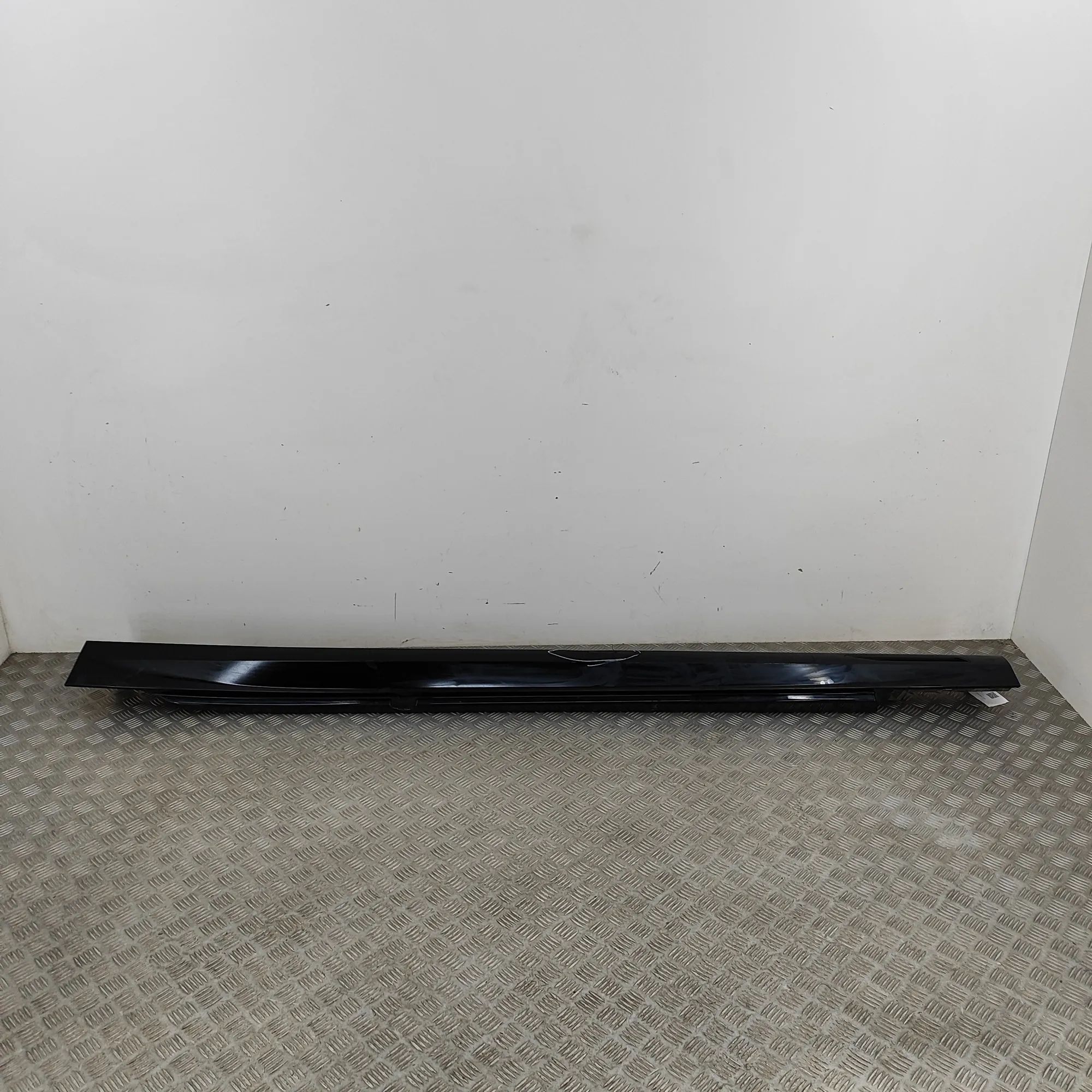 BMW 5 (G30 / G31) Left Side Plastic Sideskirt Cover