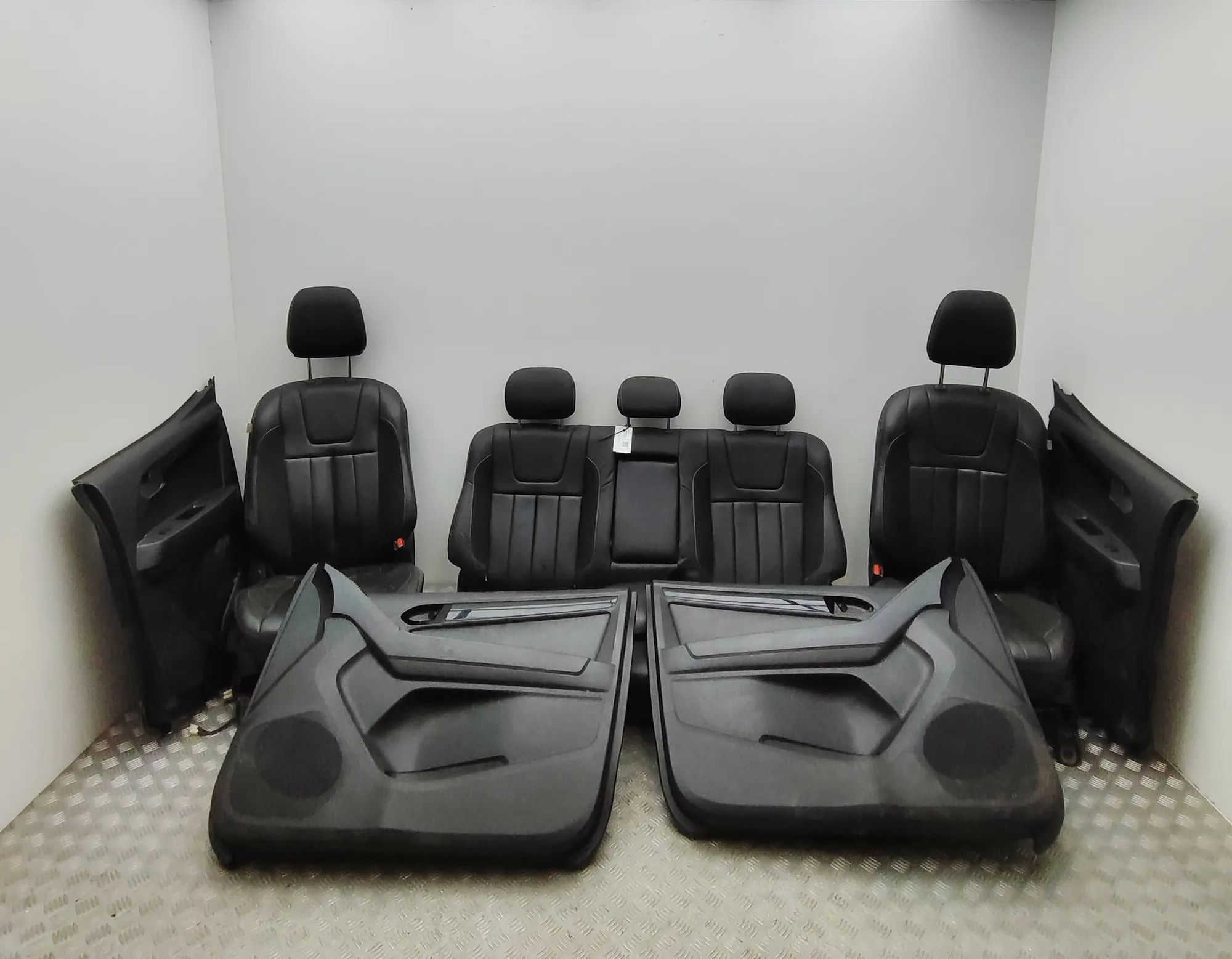 Isuzu D-Max Seat and door trim panel set Seat and door trim panel set — ISUZU D-MAX (II ...