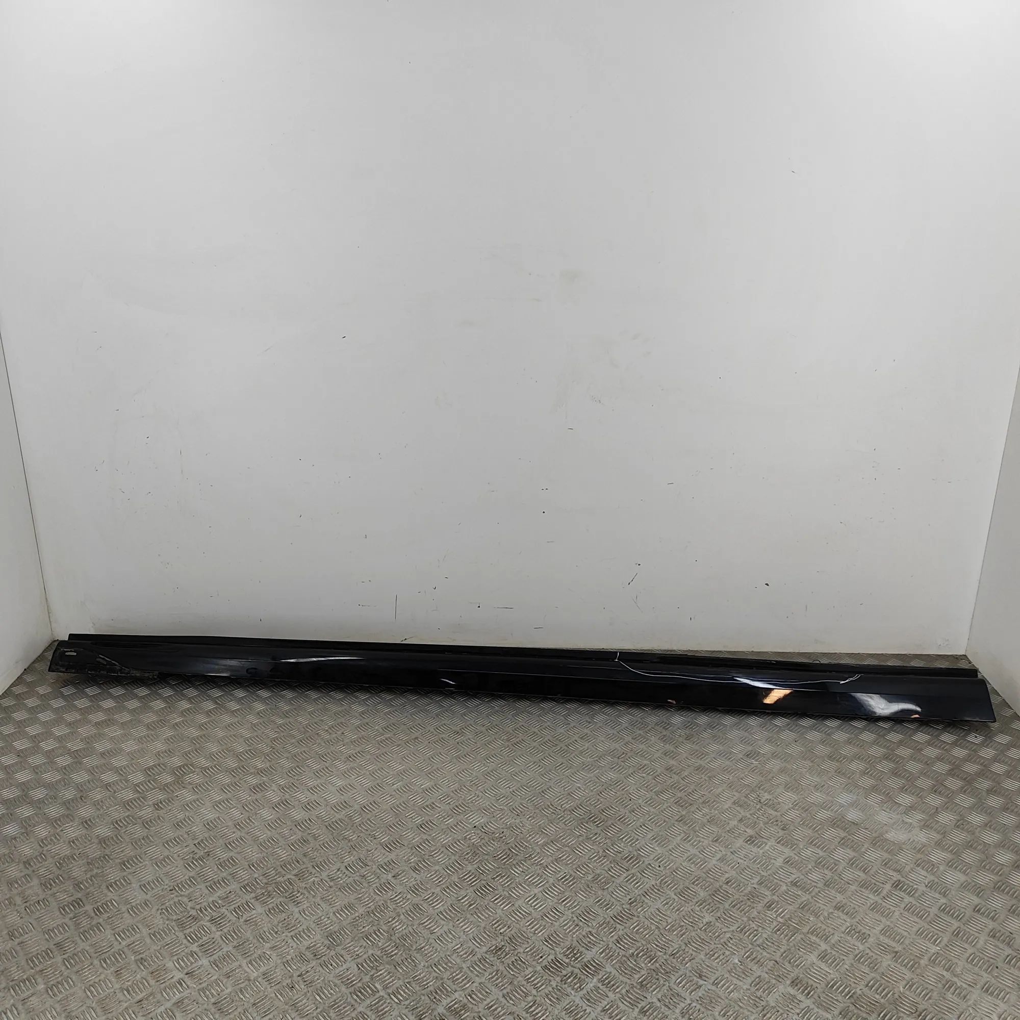 BMW 7 (G11 / G12) Right Side Plastic Sideskirt Cover