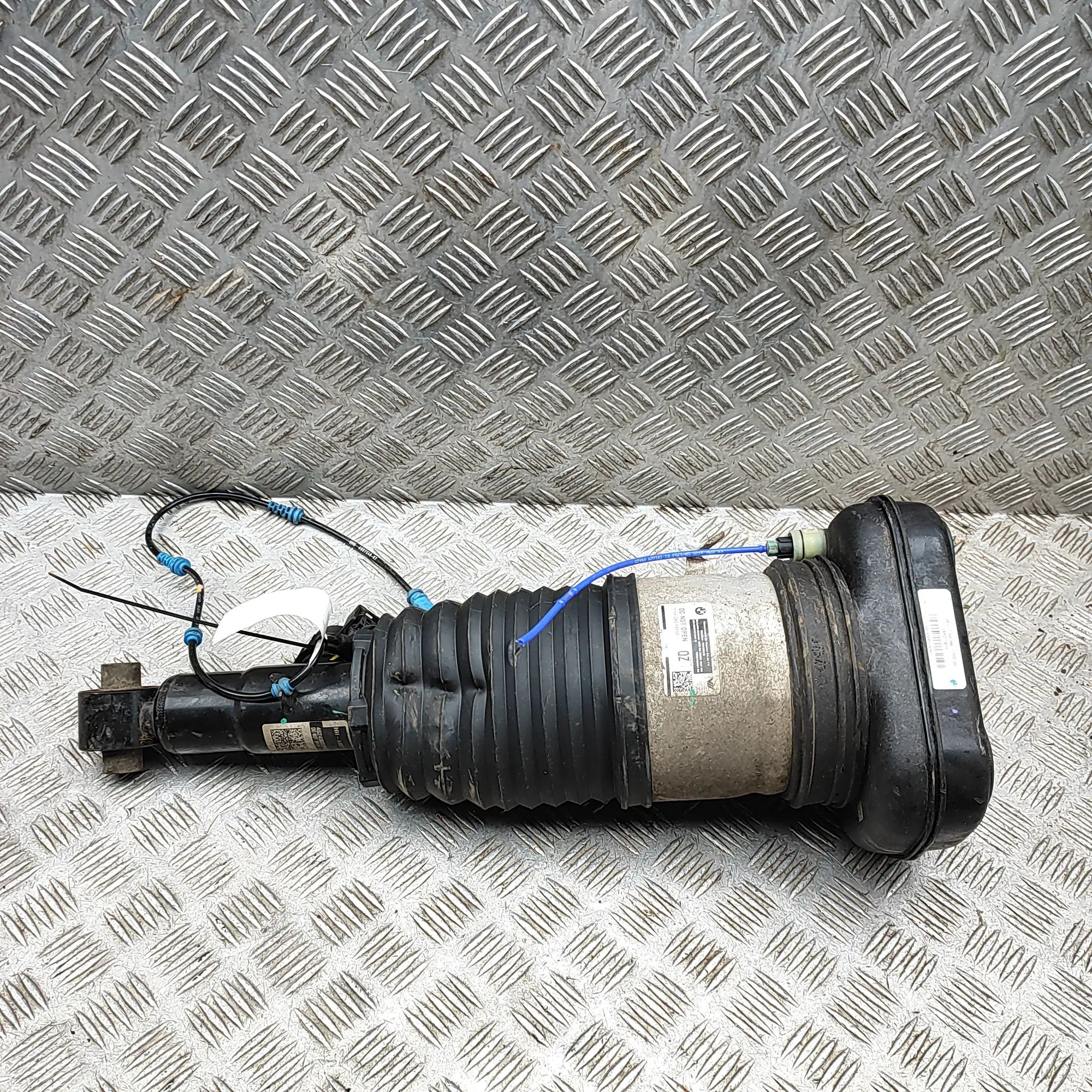 BMW X5 (G05) Rear Right Air Shock Absorber Rear Right Air Shock Absorber — BMW X5 (G05) (2...