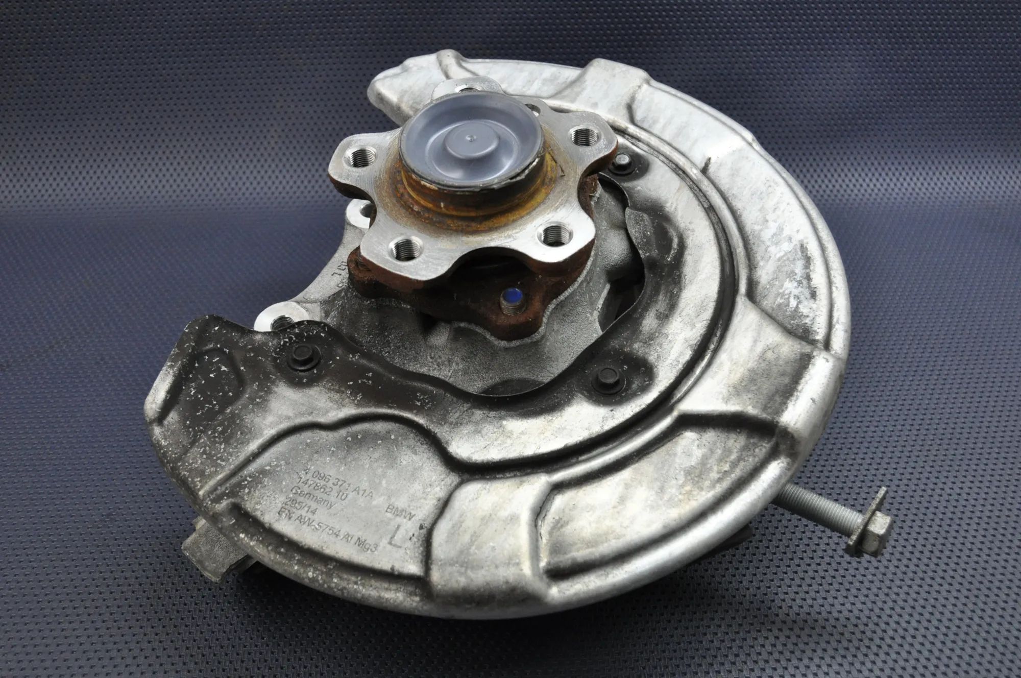 BMW 7 (G11 / G12) Rear Left Wheel Hub Spindle