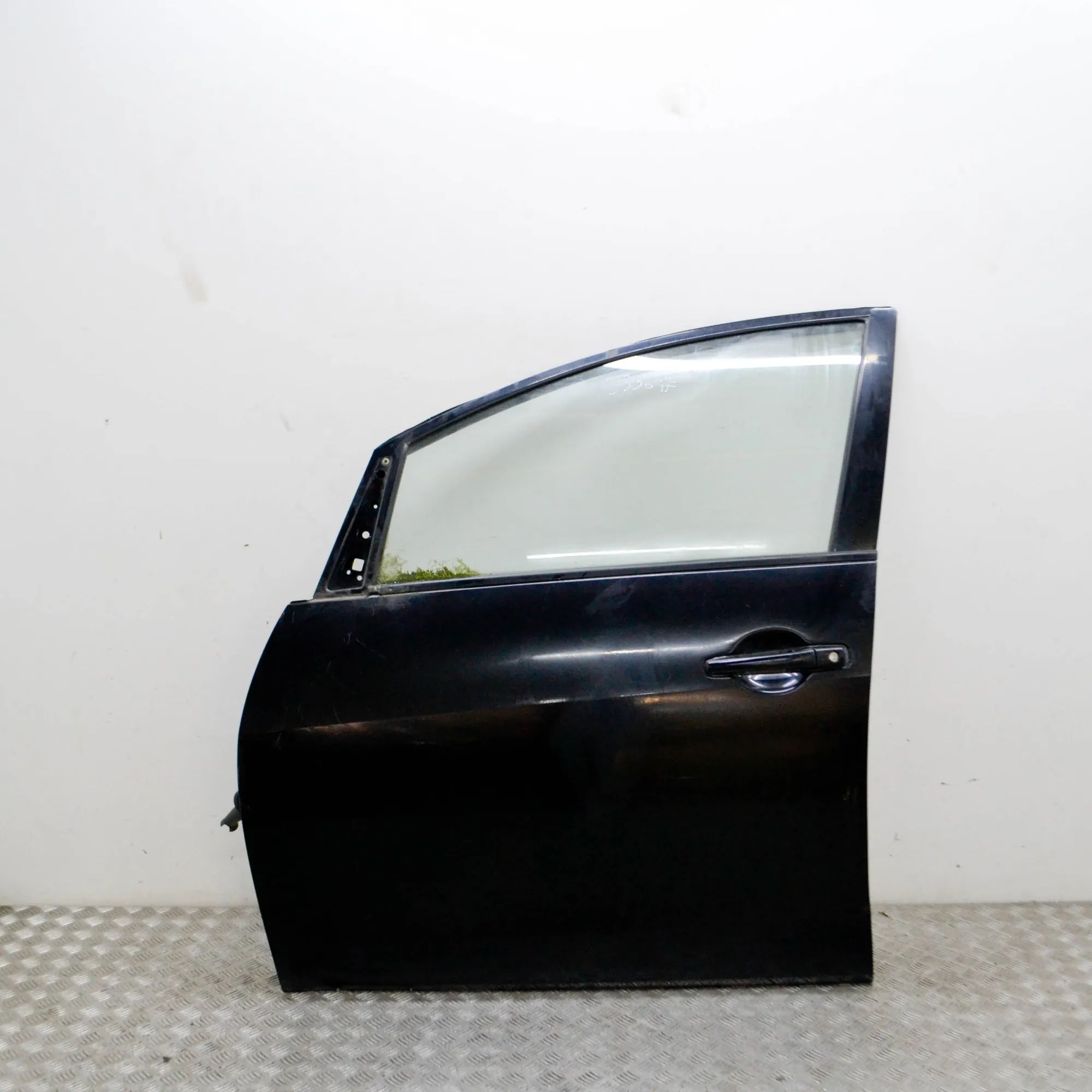 Mitsubishi Grandis Door — front left