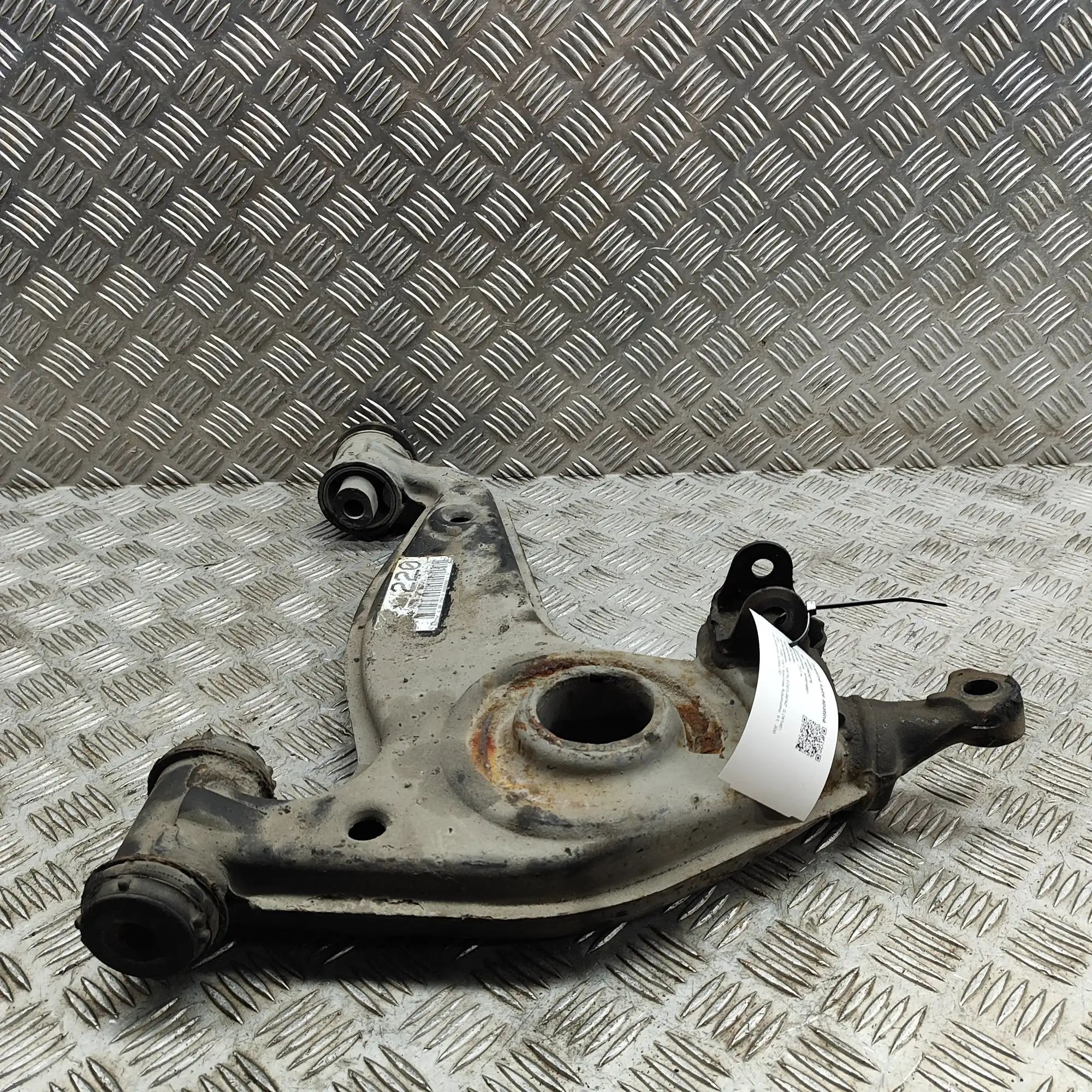 Mercedes-Benz 200 - 500 / E (W124) Front Left Lower Control Arm