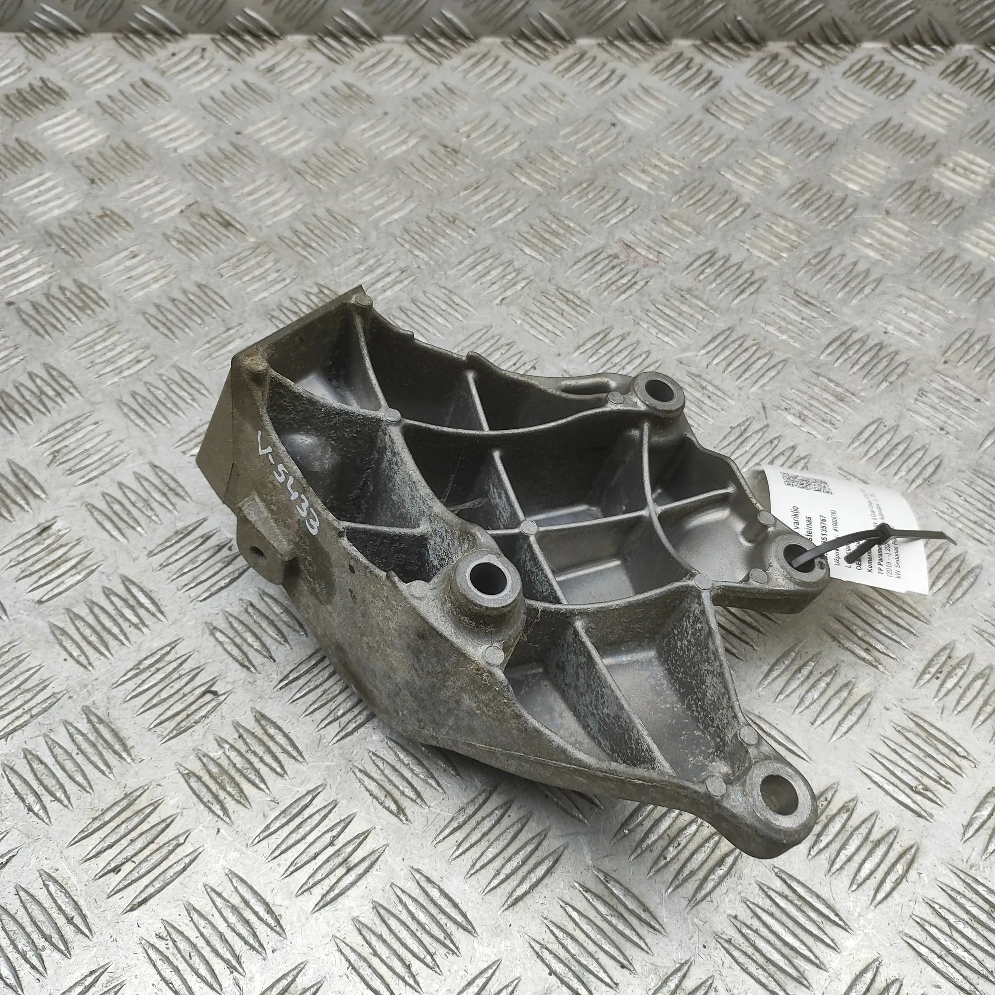 BMW 8 (G15) Left Side Engine Bracket Left Side Engine Bracket — BMW 8 Gran Coupe G16...