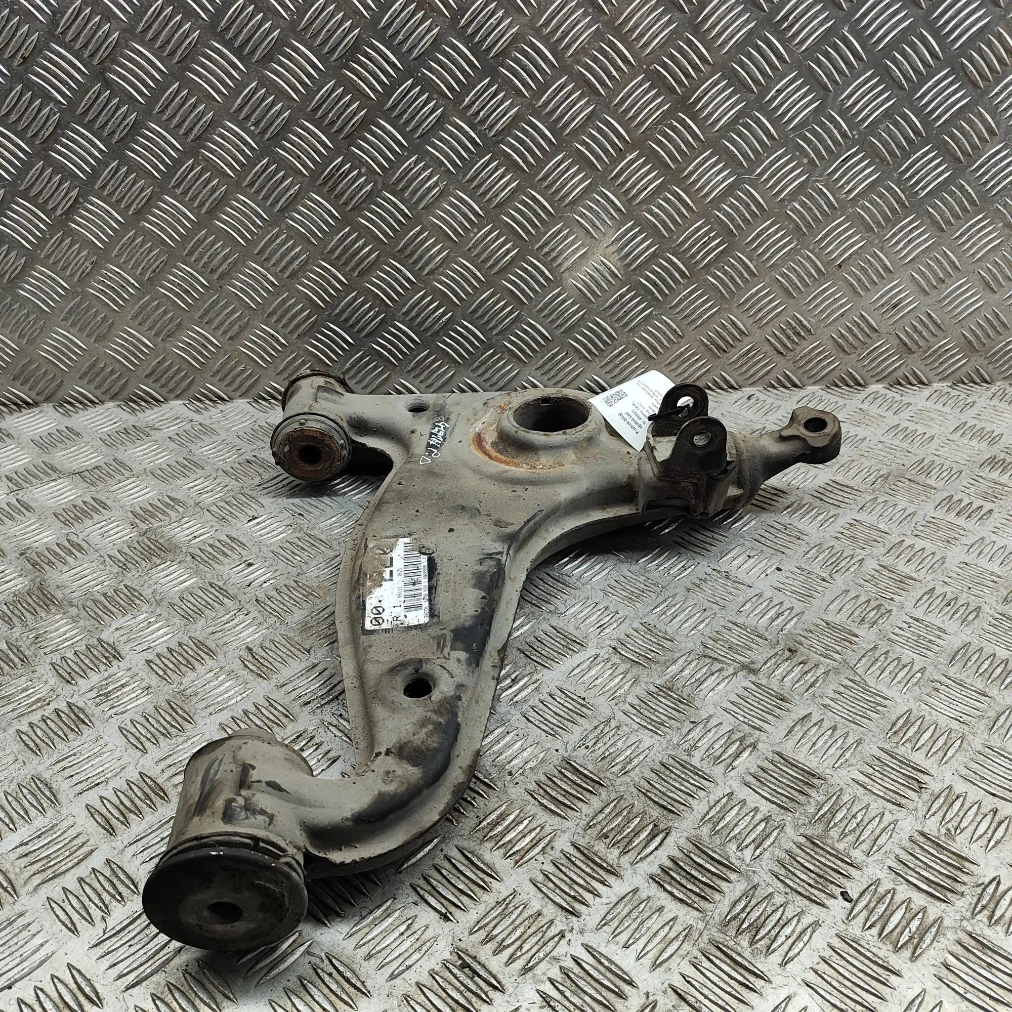 Mercedes-Benz 200 - 500 / E (W124) Front Right Lower Control Arm Front Right Lower Control Arm — MERCEDES BENZ S...