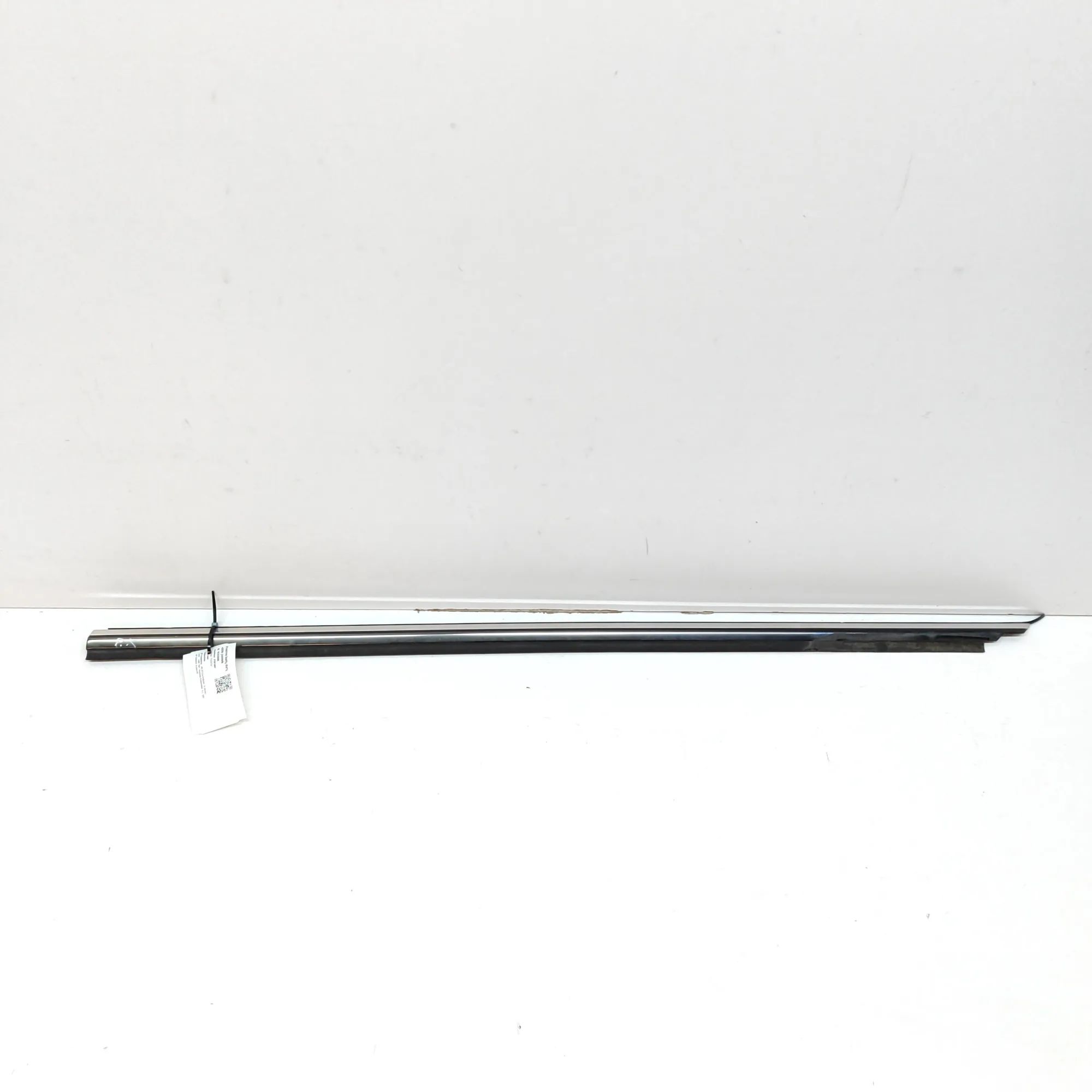 Mercedes-Benz 200 - 500 / E (W124) Door window strip — front left Door window strip — front left — MERCEDES BENZ ...