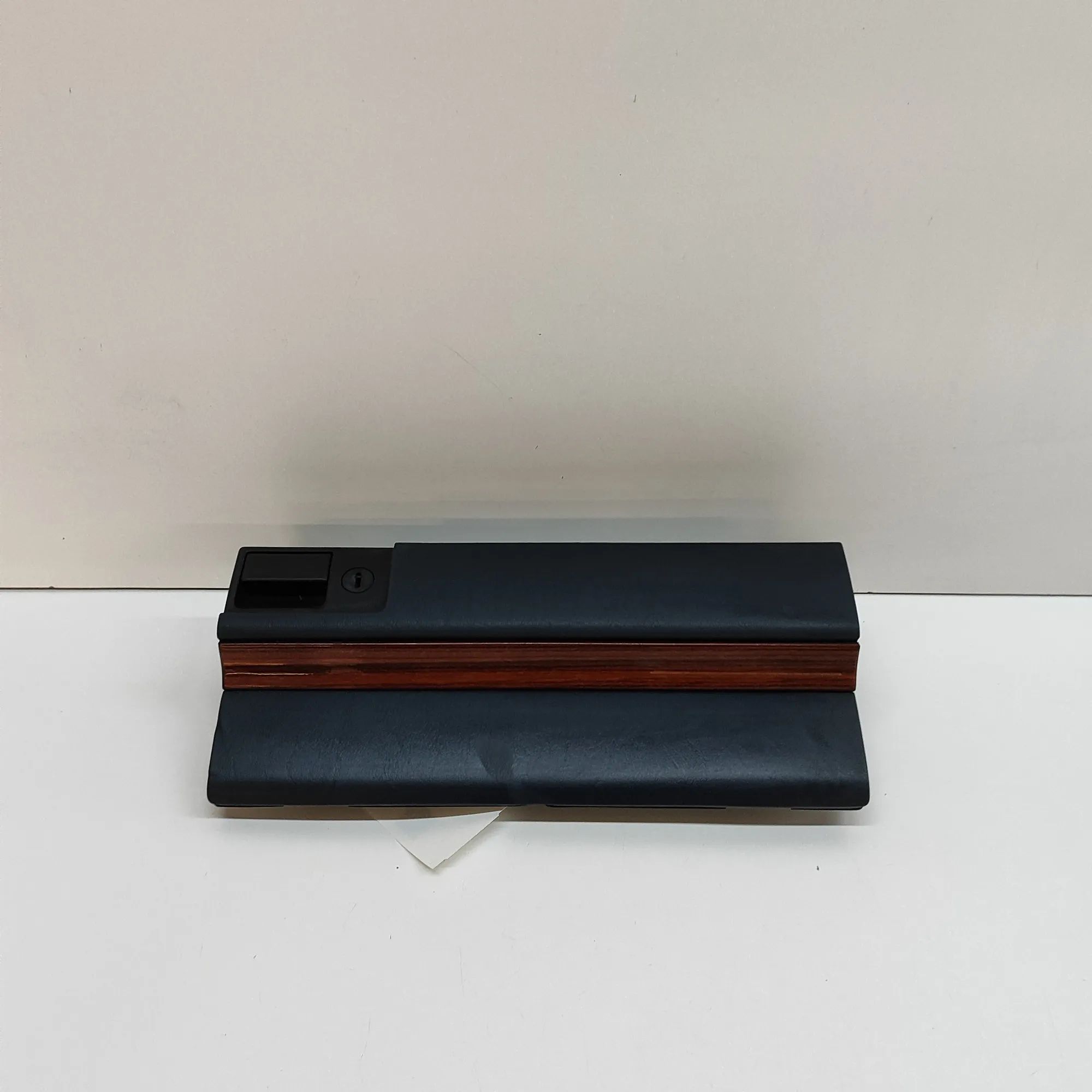 Mercedes-Benz 200 - 500 / E (W124) Glove Compartment Glove compartment — MERCEDES BENZ E-CLASS (W124...