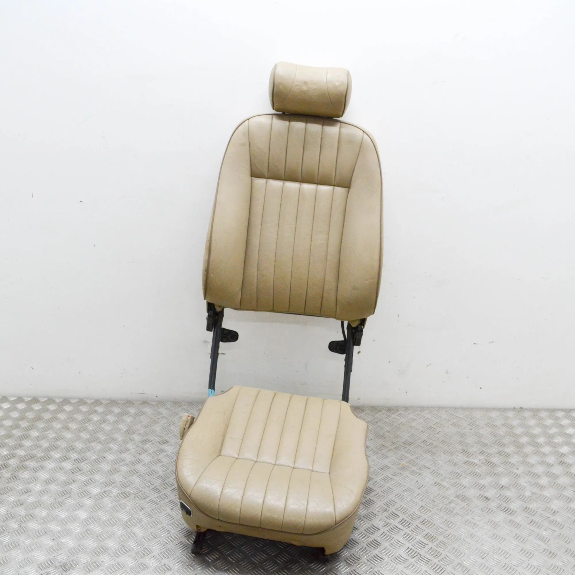 Jaguar XJ (XJ40) Front Right Seat Front right seat — JAGUAR XJ XJ40, XJ81 (1986-1...