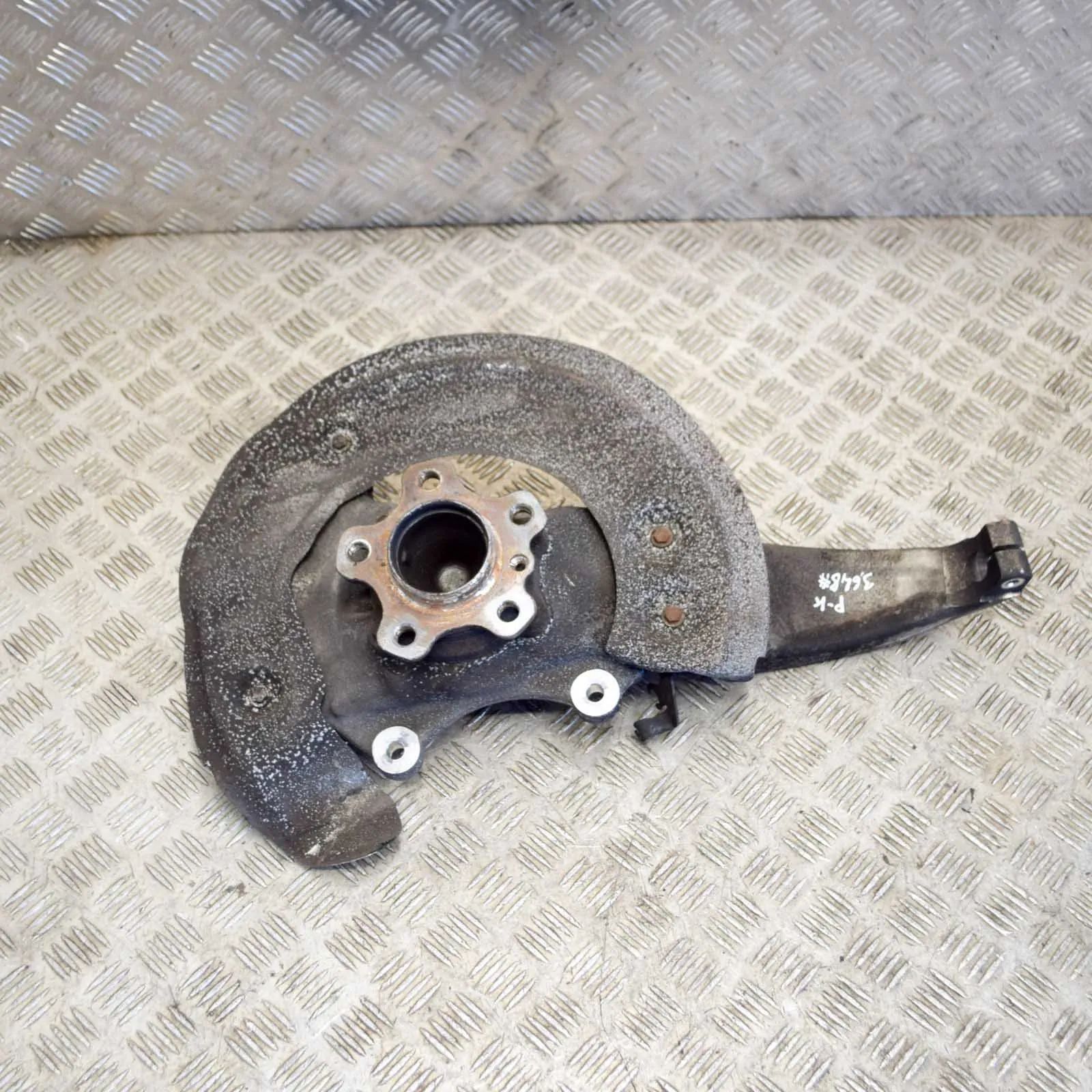 BMW 7 (G11 / G12) Front Left Wheel Hub Front Left Wheel Hub — BMW 7 G11, G12 (2014-202...