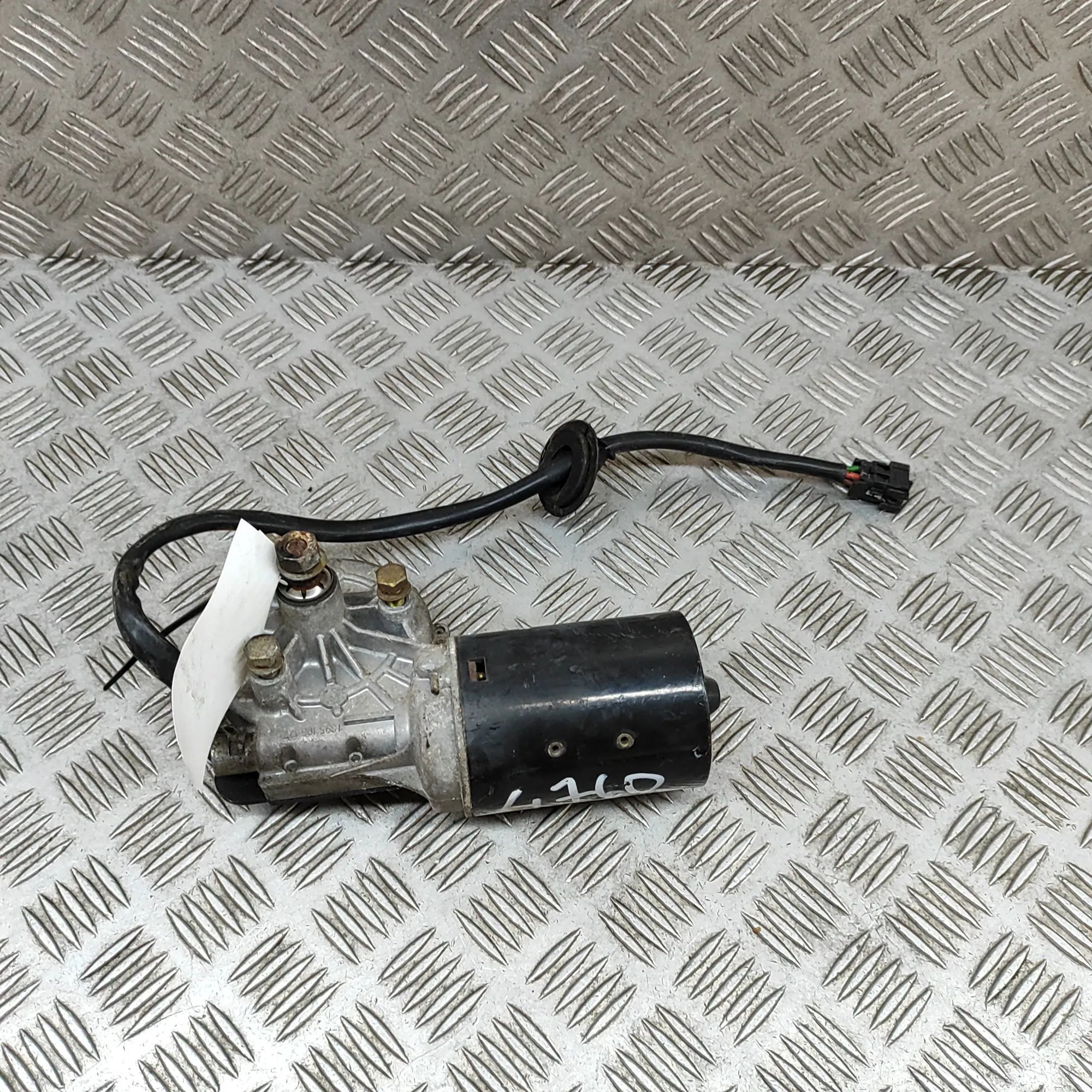 Mercedes-Benz 200 - 500 / E (W124) Front Windshield Wiper Mechanism Motor Front Windshield Wiper Mechanism Motor — MERCED...