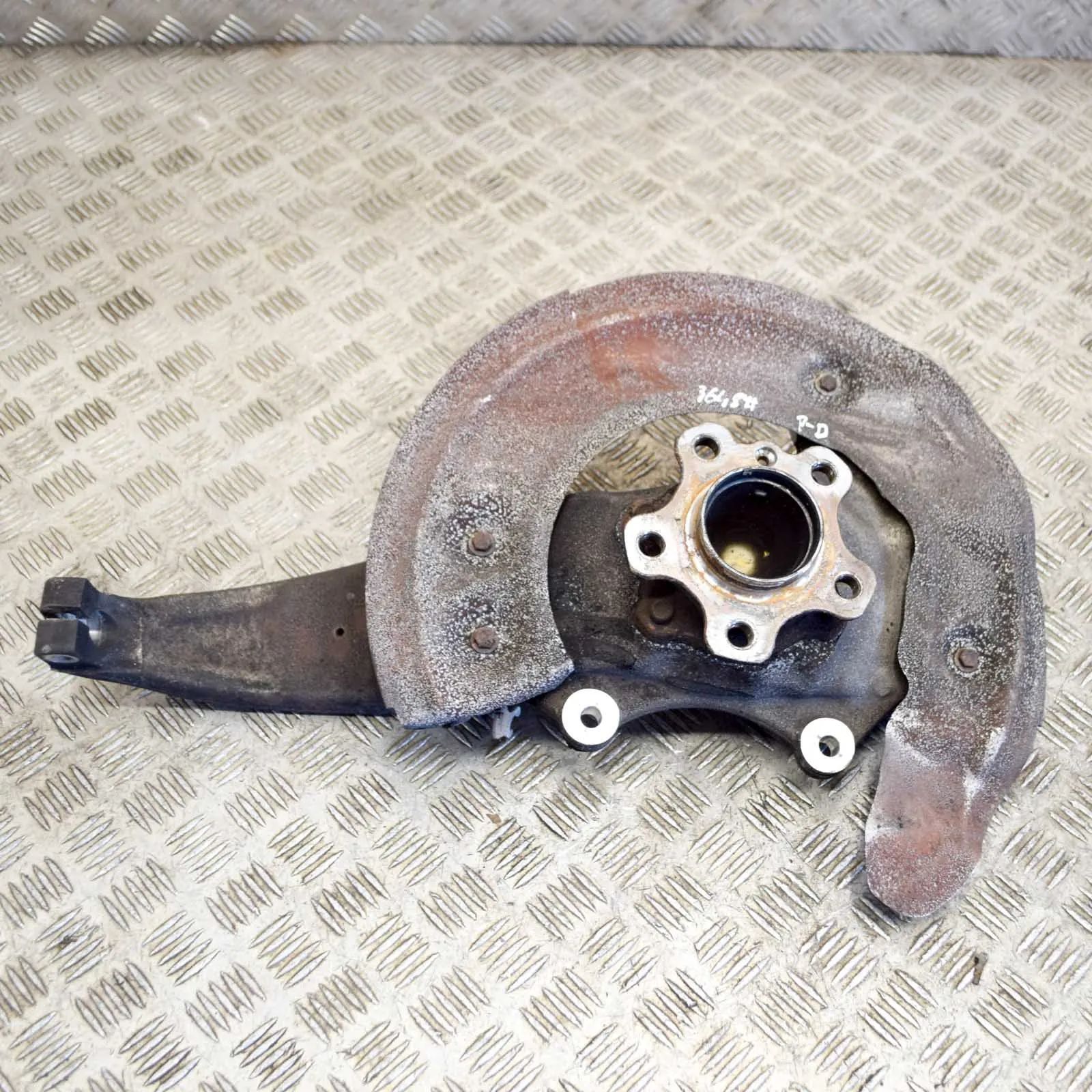 BMW 7 (G11 / G12) Front Right Wheel Hub Front Right Wheel Hub — BMW 7 G11, G12 (2014-20...