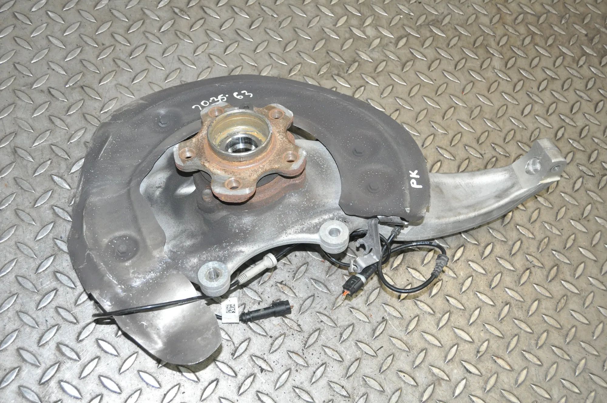 BMW 7 (G11 / G12) Front Left Wheel Hub Front Left Wheel Hub — BMW 7 G11, G12 (2014-202...