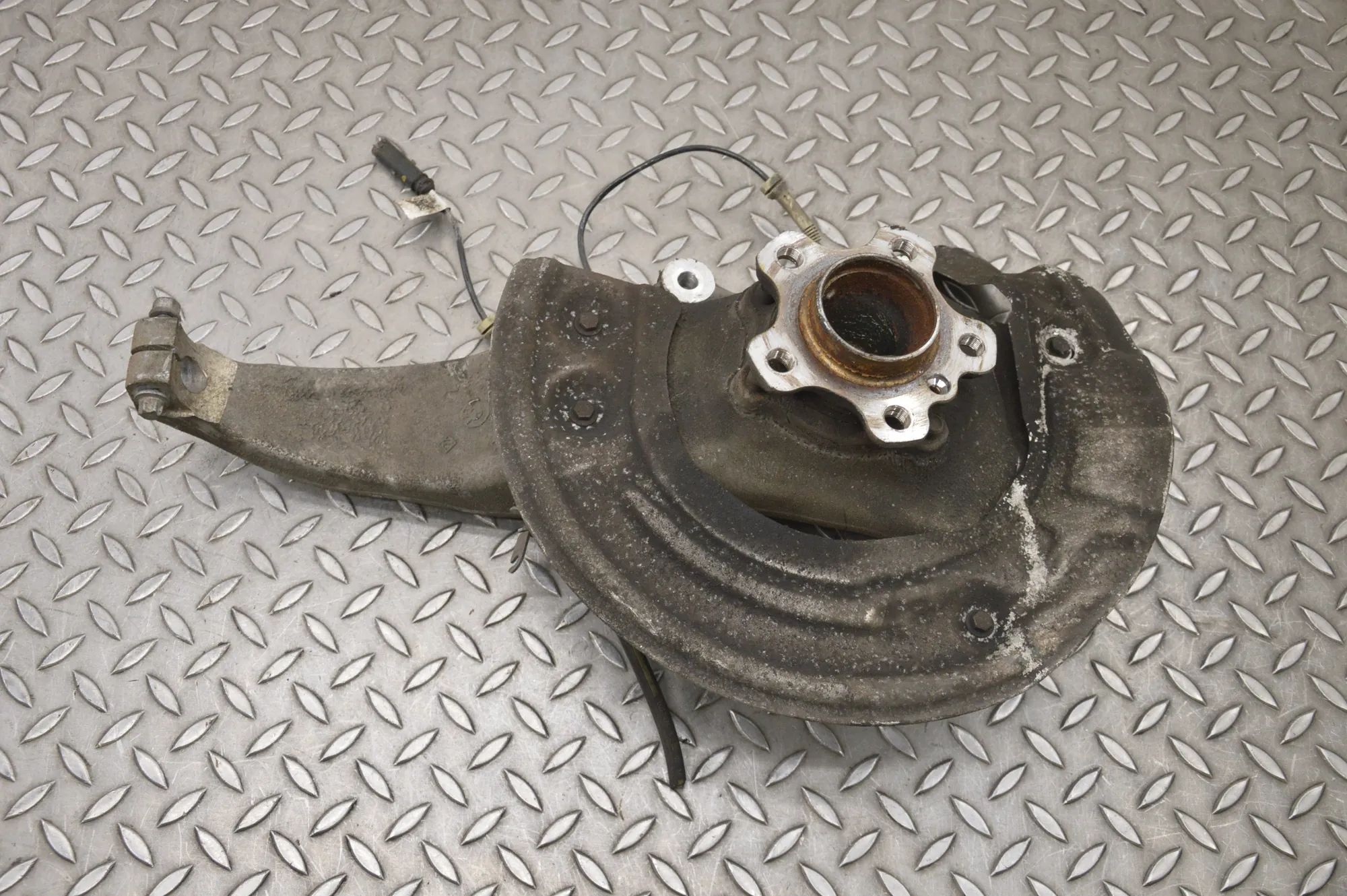 BMW 7 (G11 / G12) Front Left Wheel Hub Front Left Wheel Hub — BMW 7 G11, G12 (2014-202...