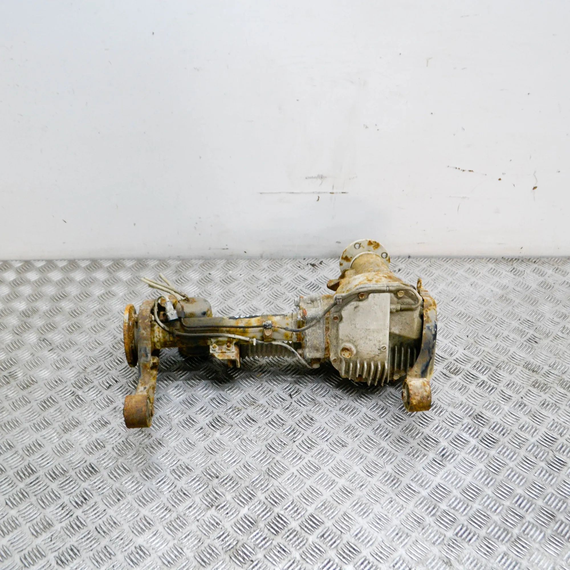 Mitsubishi Pajero front differential Front differential — MITSUBISHI PAJERO III V7_W...
