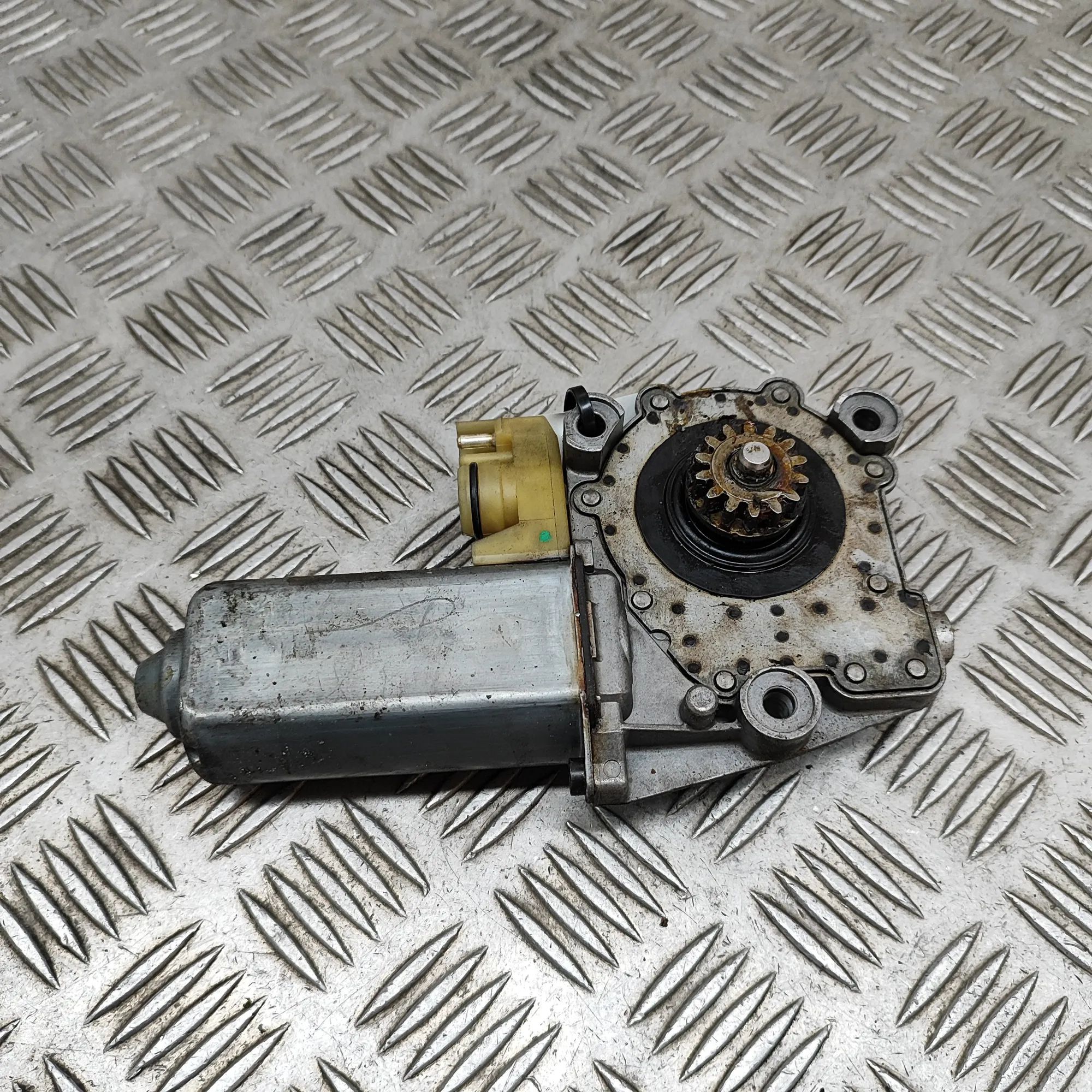 Mercedes-Benz 200 - 500 / E (W124) Door window regulator motor — front left Door window regulator motor — front left — MERC...