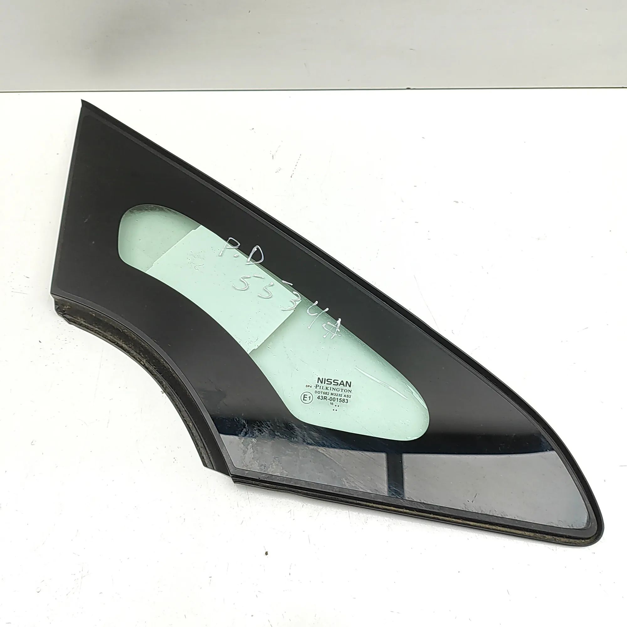 Nissan Leaf Quarter window — front right Quarter window — front right — NISSAN LEAF ZE1 ...