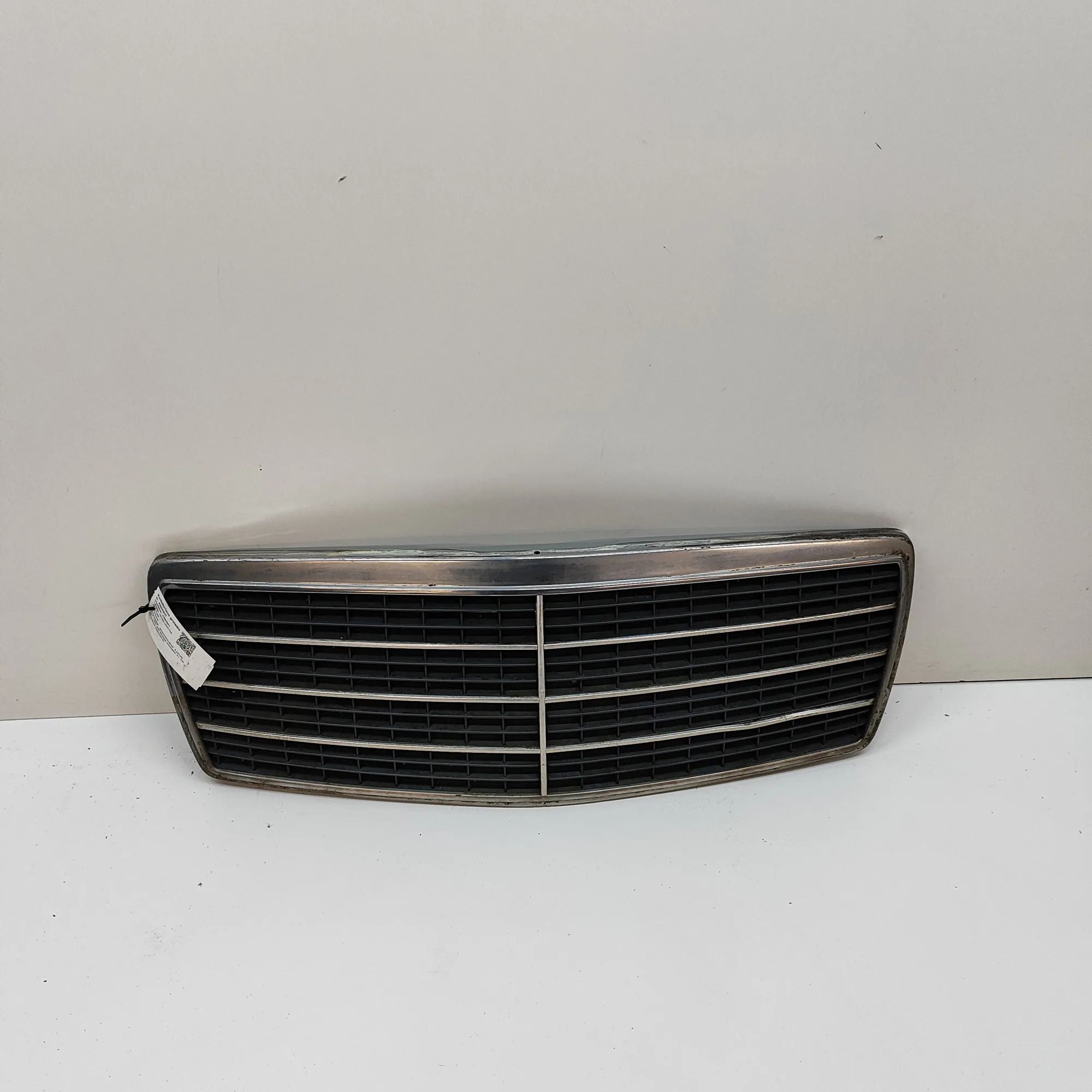 Mercedes-Benz 200 - 500 / E (W124) Radiator Grille Radiator grille — MERCEDES BENZ S-CLASS (W140) ...