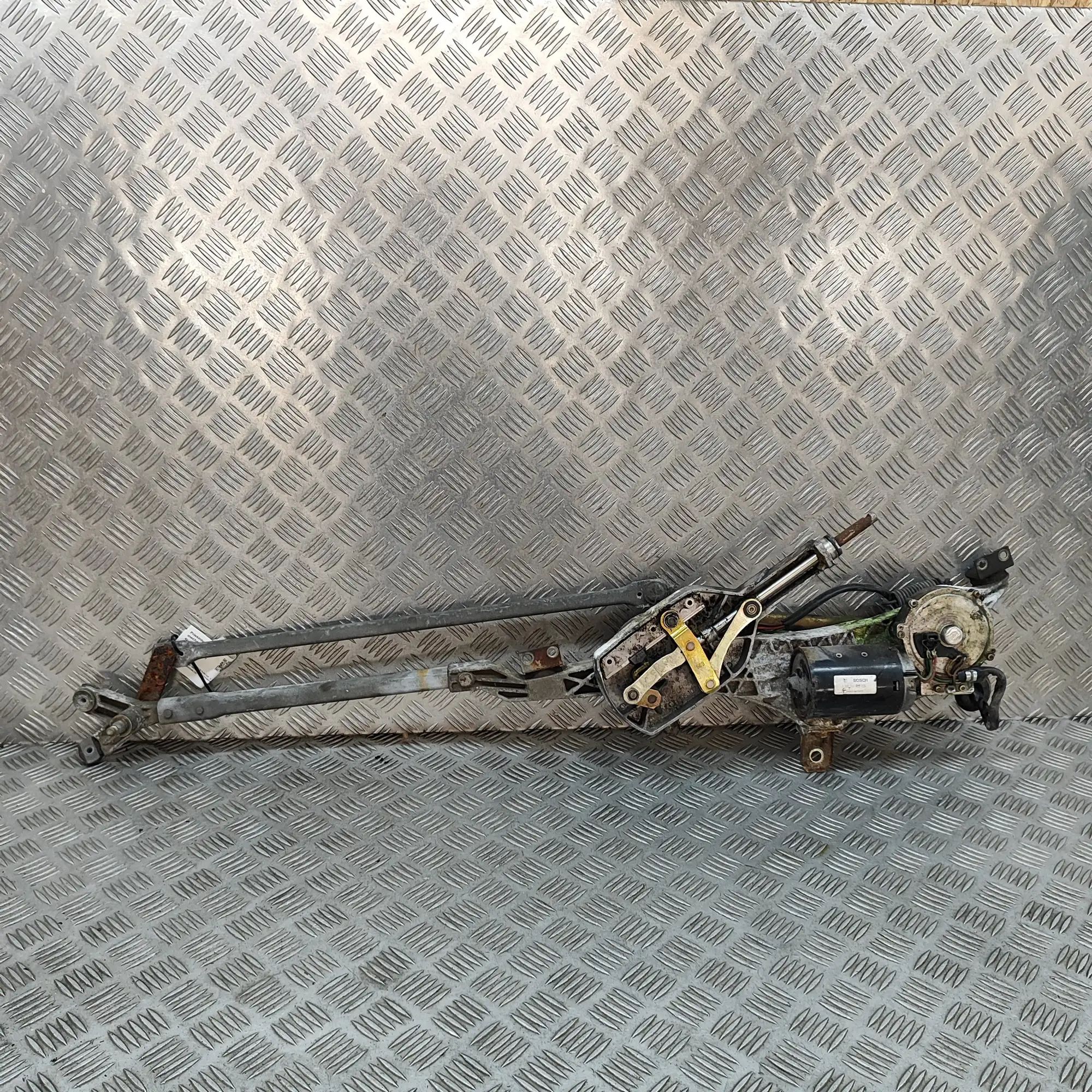Mercedes-Benz 200 - 500 / E (W124) Front Windshield Wiper Mechanism Front Windshield Wiper Mechanism — MERCEDES BEN...