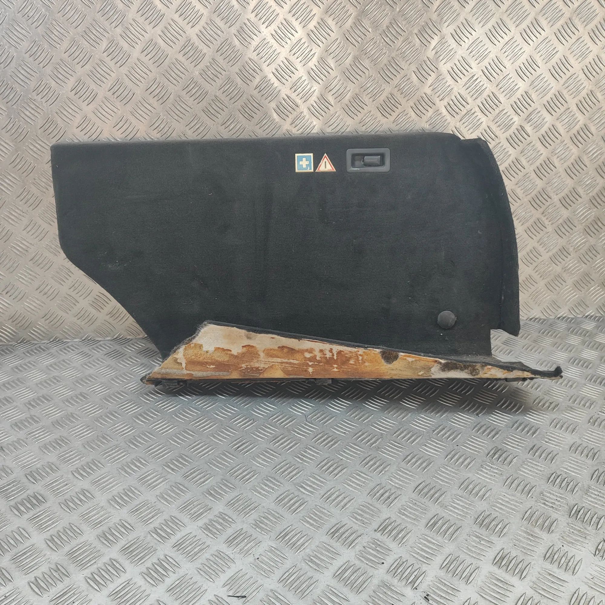 Mercedes-Benz 200 - 500 / E (W124) Right Side Trunk Trim Right Side Trunk Trim — MERCEDES BENZ E-CLASS (...