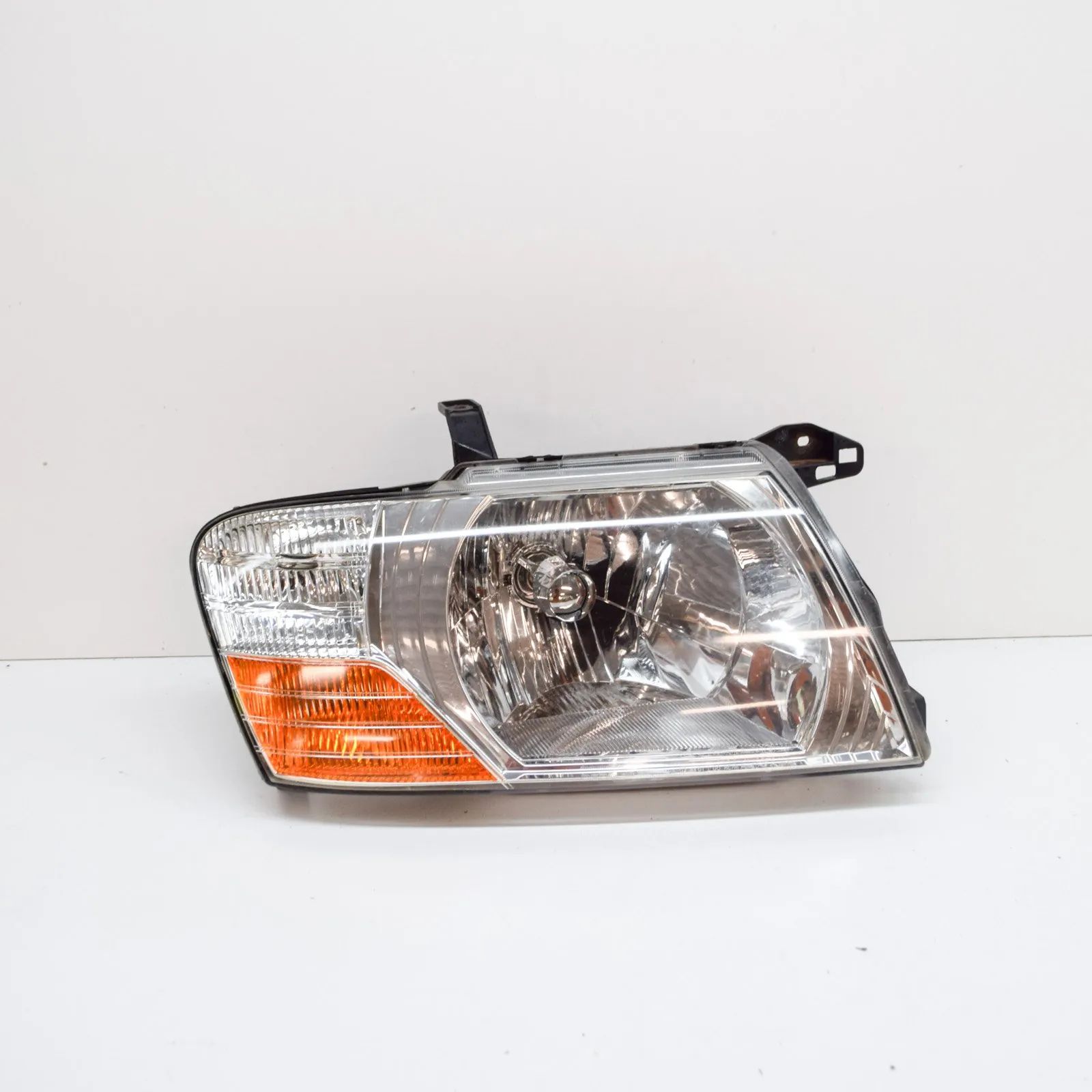 Mitsubishi Pajero Front Right Headlight Front Right Headlight — MITSUBISHI PAJERO III V...