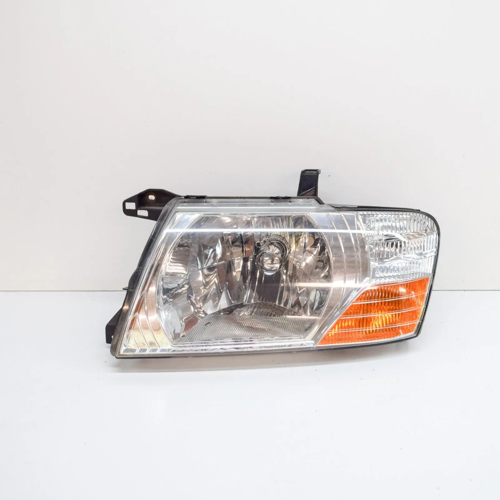 Mitsubishi Pajero Front Left Headlight Front Left Headlight — MITSUBISHI PAJERO III V7...