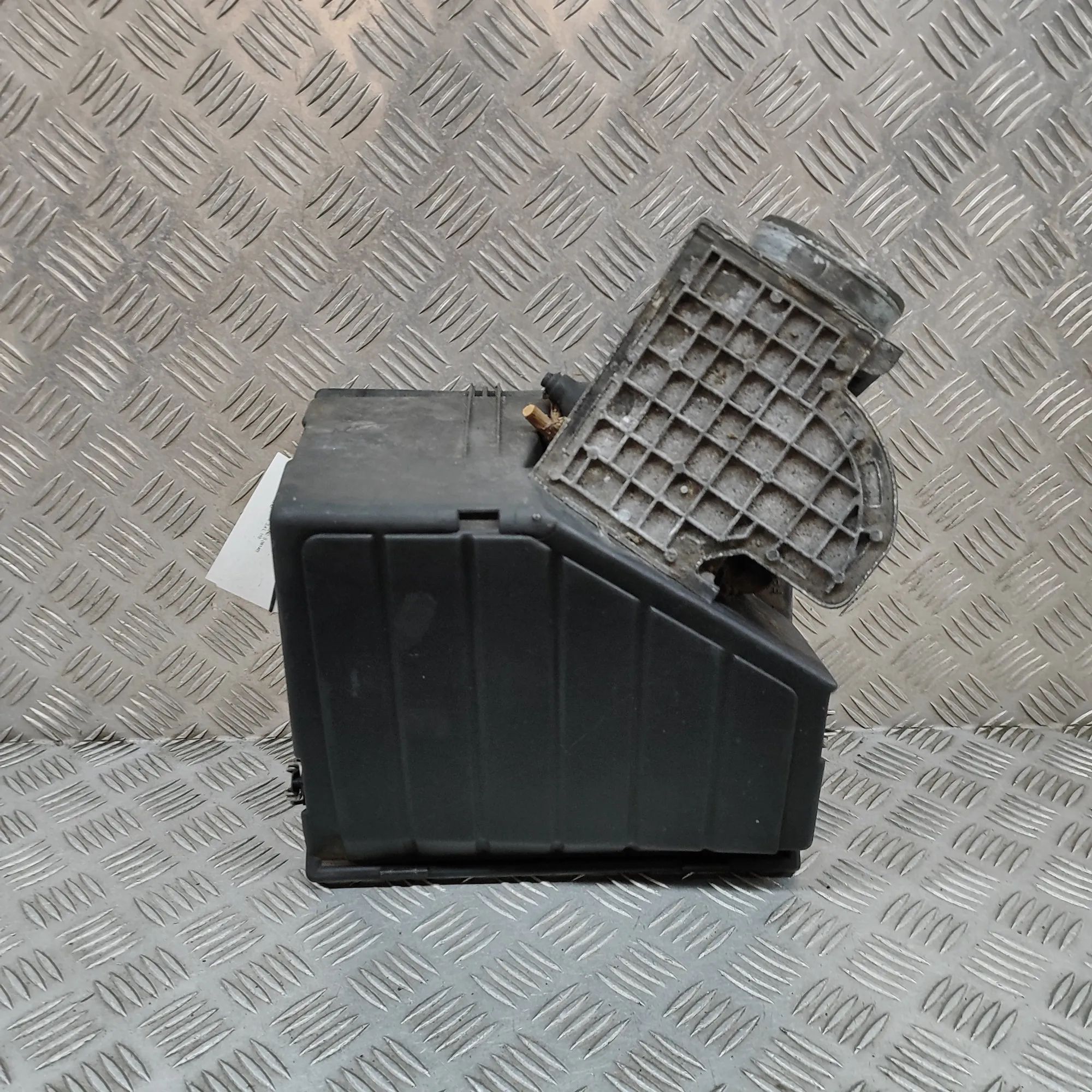 Mercedes-Benz 200 - 500 / E (W124) Air filter housing upper section Air filter housing upper section — MERCEDES BEN...