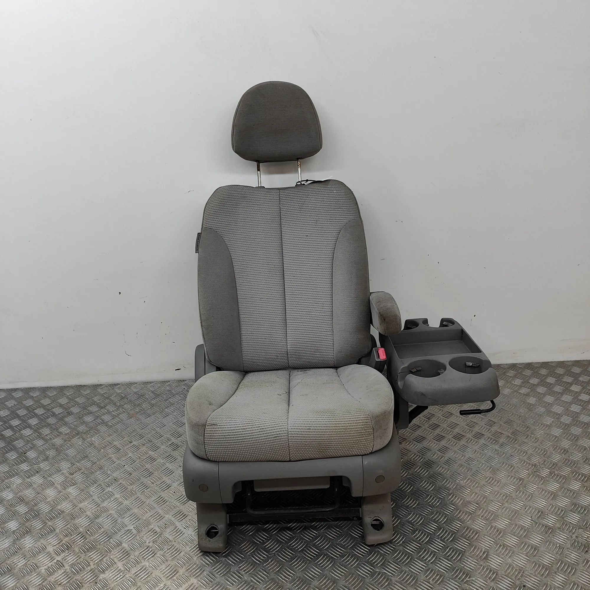 Kia Carnival Front Right Seat Front right seat — KIA CARNIVAL / GRAND CARNIVA...