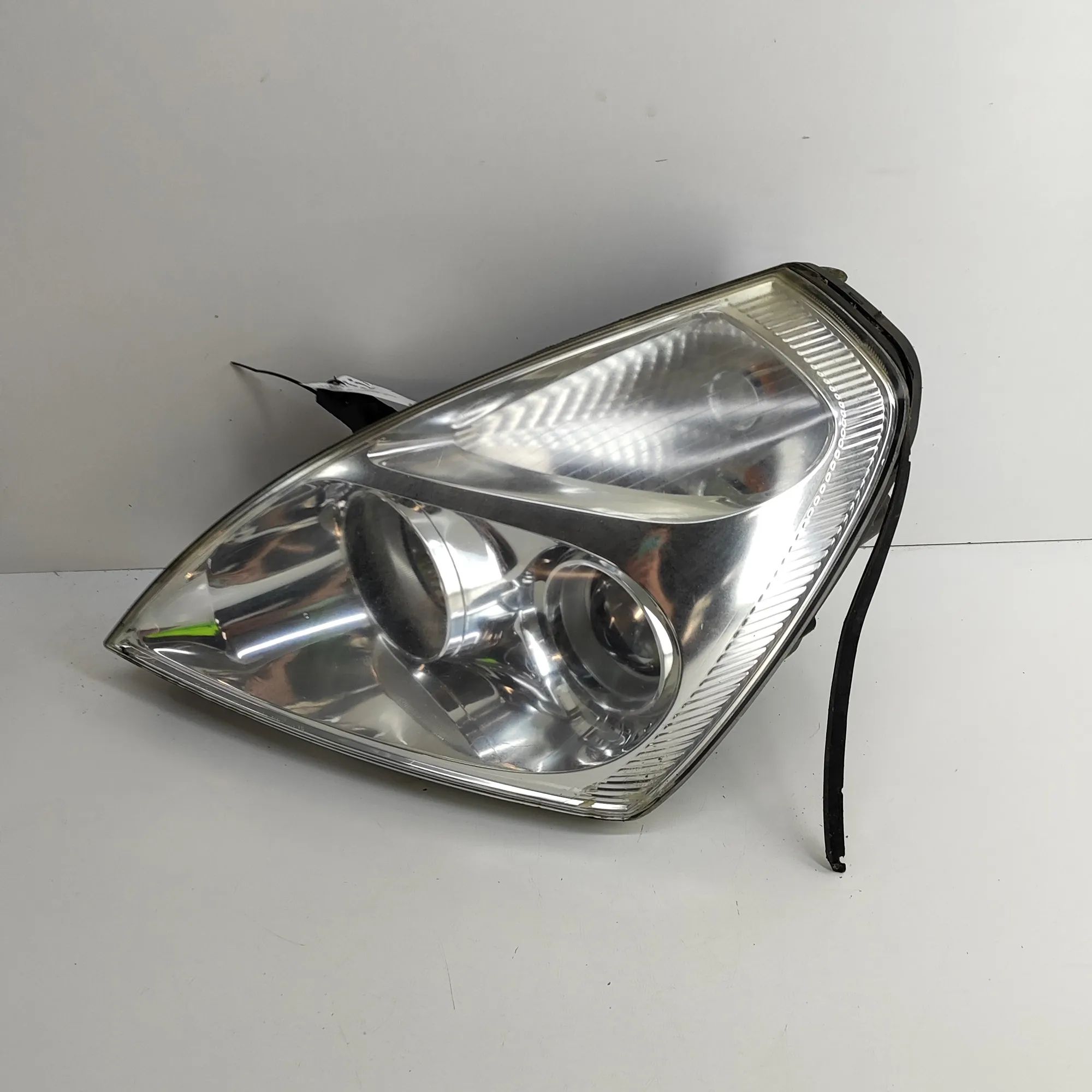 Kia Carnival Front Left Headlight Front Left Headlight — KIA CARNIVAL / GRAND CAR...
